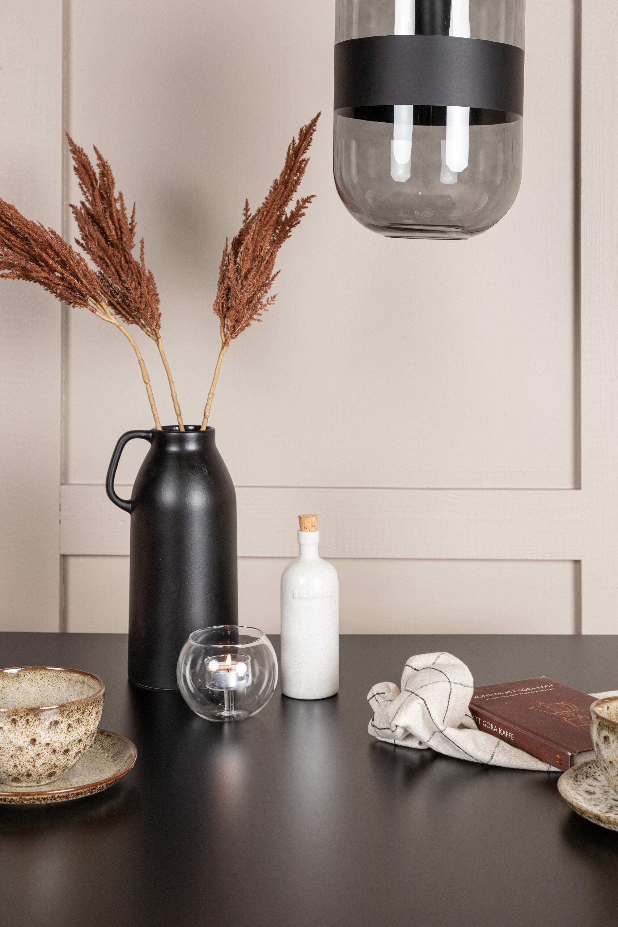 Tempe Esstisch + 2 x Åstol Esszimmerstuhl in präsentiert im Onlineshop von KAQTU Design AG. Esszimmerset ist von Venture Home