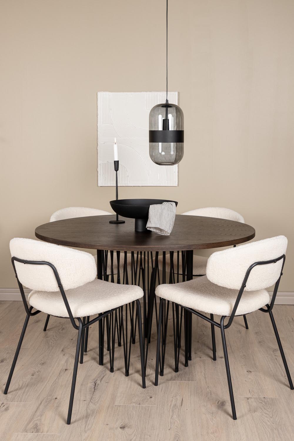 Rundes Esszimmerset mit Steinlook-Tisch aus MDF und Mocca-Furnier, schwarzem Metallgestell und vier Limhamn-Stühlen mit beigem Samtbezug.