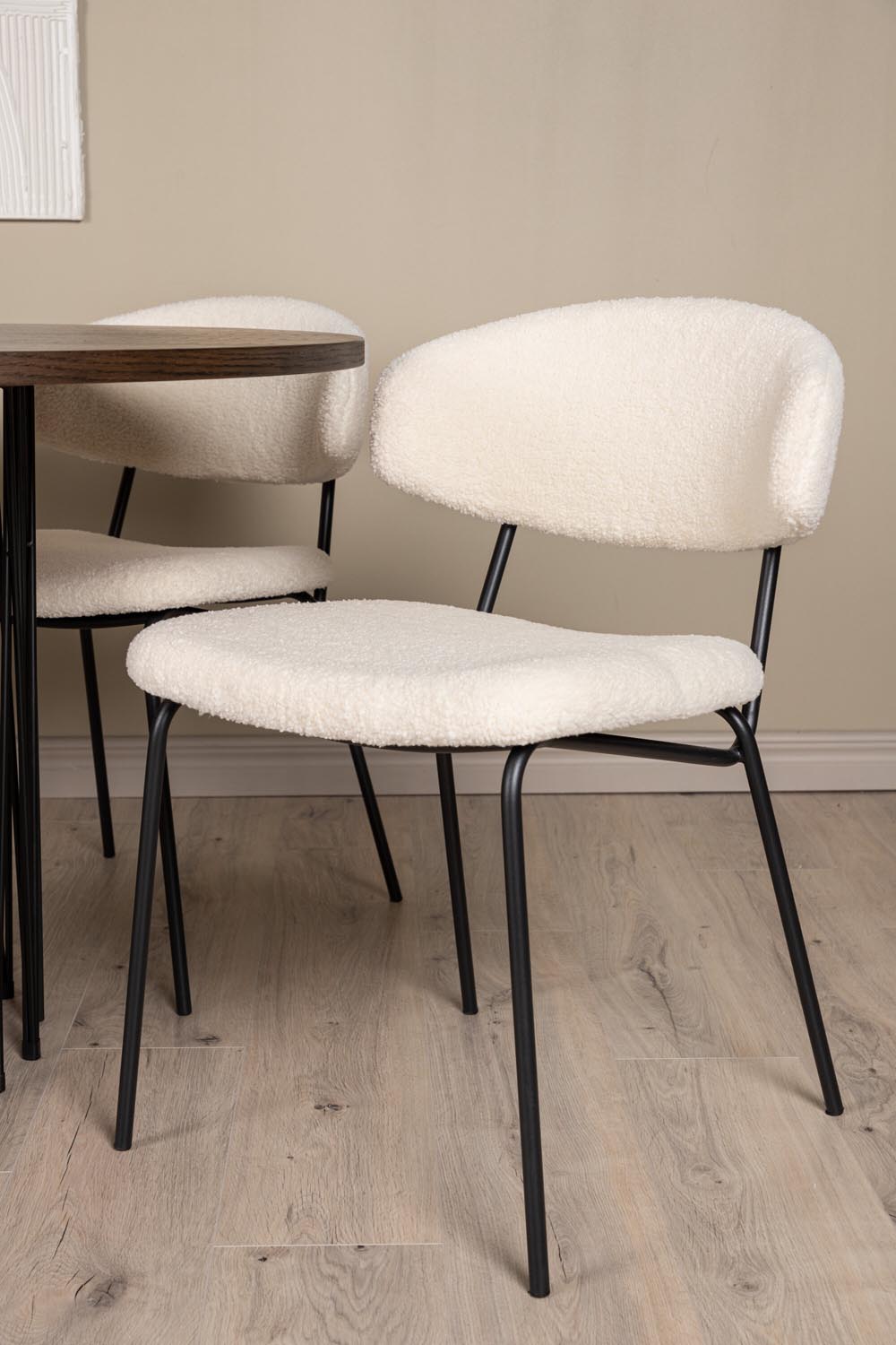 Rundes Esszimmerset mit Steinlook-Tisch aus MDF und Mocca-Furnier, schwarzem Metallgestell und vier Limhamn-Stühlen mit beigem Samtbezug.