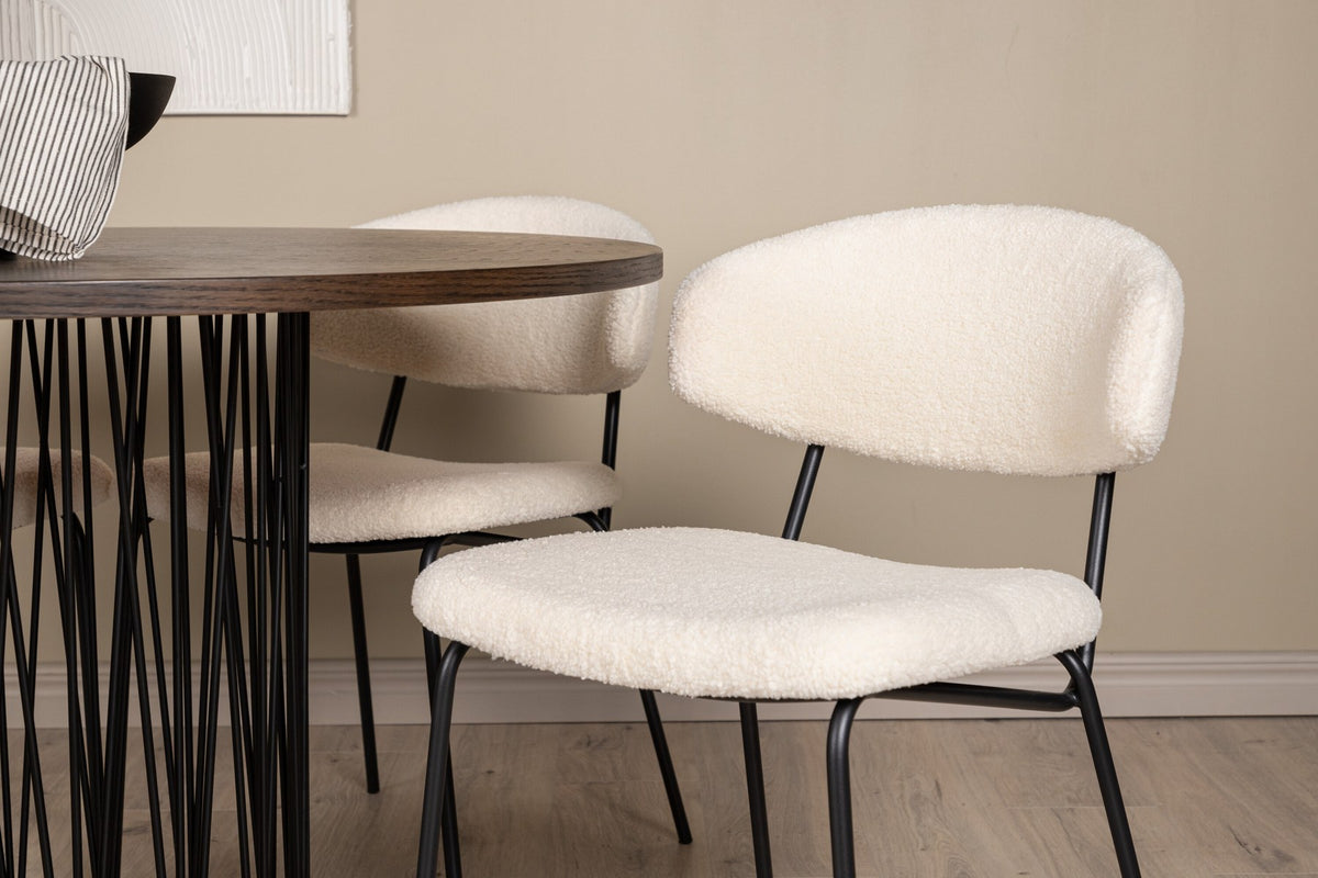 Rundes Esszimmerset mit Steinlook-Tisch aus MDF und Mocca-Furnier, schwarzem Metallgestell und vier Limhamn-Stühlen mit beigem Samtbezug.