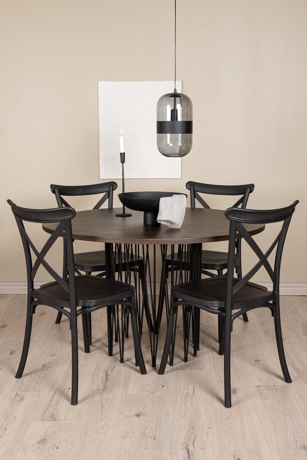 Rundes Esszimmerset mit Steinlook-Tisch aus MDF und Mocca-Furnier, schwarzem Metallgestell und vier Limhamn-Stühlen mit beigem Samtbezug.