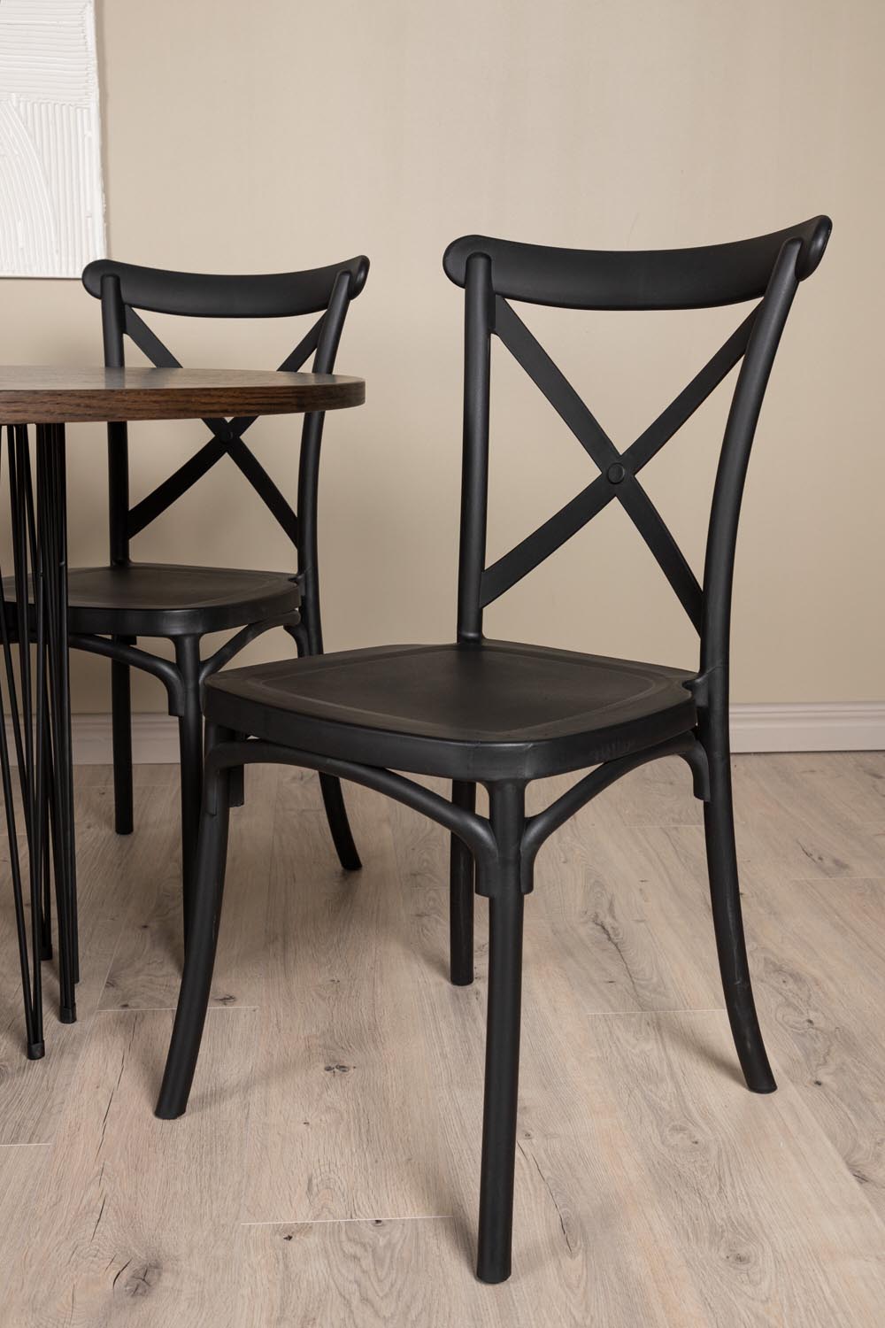 Rundes Esszimmerset mit Steinlook-Tisch aus MDF und Mocca-Furnier, schwarzem Metallgestell und vier Limhamn-Stühlen mit beigem Samtbezug.