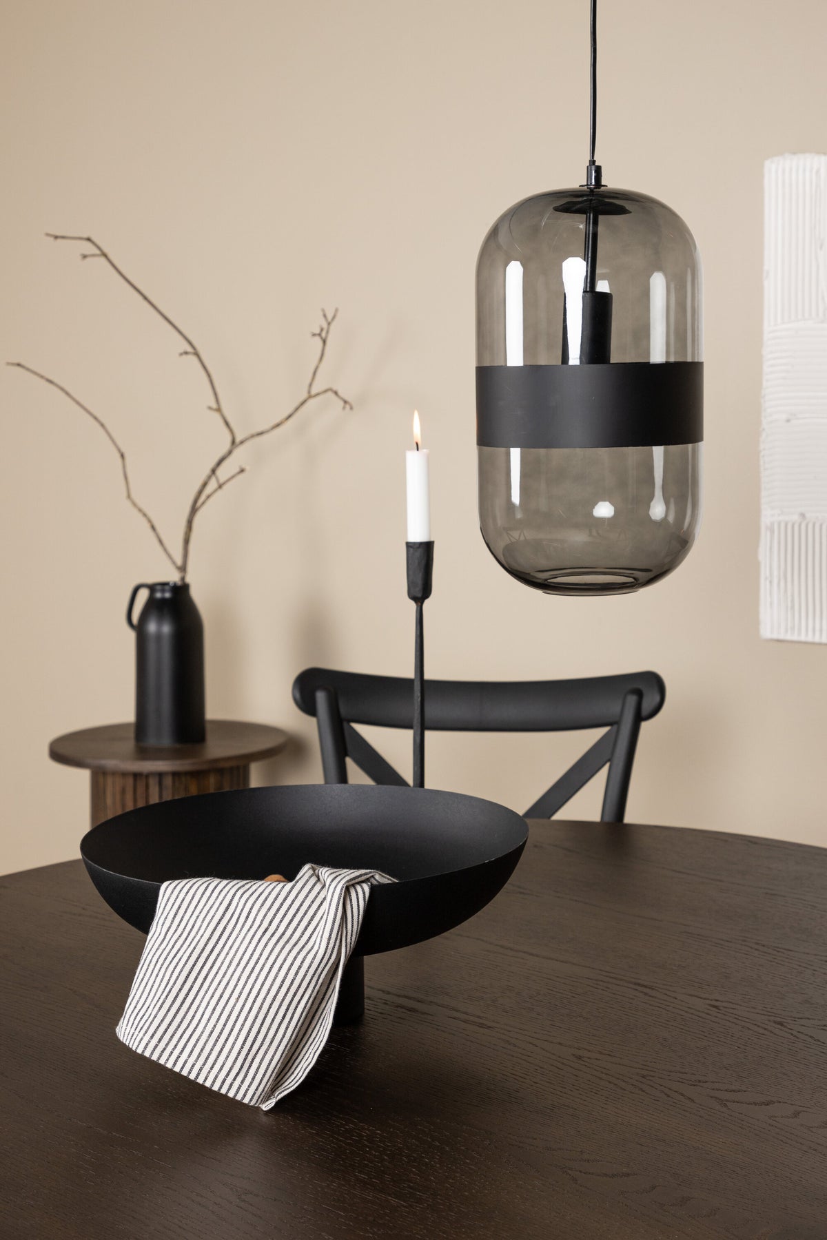 Rundes Esszimmerset mit Steinlook-Tisch aus MDF und Mocca-Furnier, schwarzem Metallgestell und vier Limhamn-Stühlen mit beigem Samtbezug.