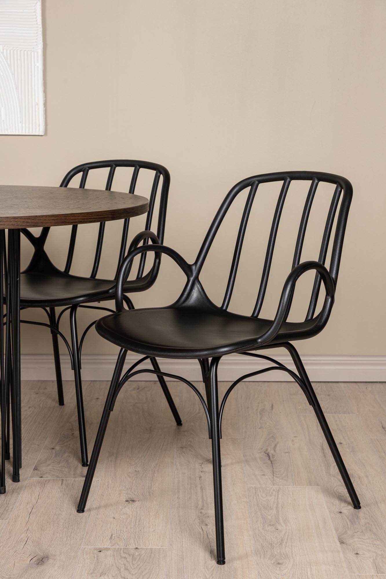 Stilvolles Esszimmerset mit runden Tisch (⌀120cm) und 4 ergonomischen Dyrön Stühlen. Perfekt für gesellige Abende und modernes Wohnen.