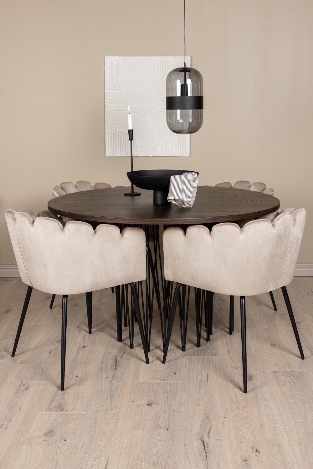 Rundes Esszimmerset mit Steinlook-Tisch aus MDF und Mocca-Furnier, schwarzem Metallgestell und vier Limhamn-Stühlen mit beigem Samtbezug.