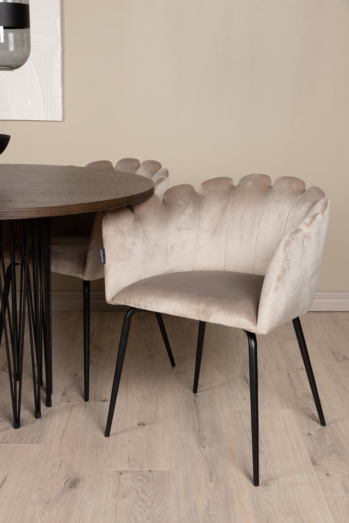 Rundes Esszimmerset mit Steinlook-Tisch aus MDF und Mocca-Furnier, schwarzem Metallgestell und vier Limhamn-Stühlen mit beigem Samtbezug.