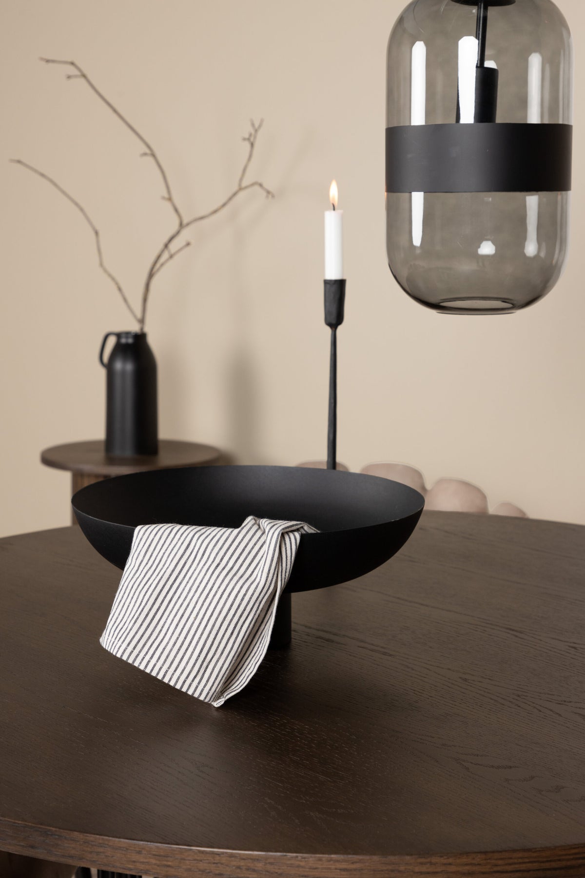 Rundes Esszimmerset mit Steinlook-Tisch aus MDF und Mocca-Furnier, schwarzem Metallgestell und vier Limhamn-Stühlen mit beigem Samtbezug.