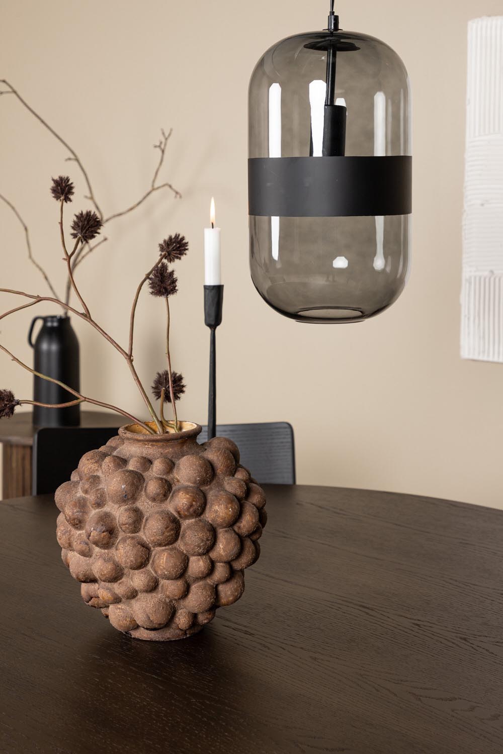 Rundes Esszimmerset mit Steinlook-Tisch aus MDF und Mocca-Furnier, schwarzem Metallgestell und vier Limhamn-Stühlen mit beigem Samtbezug.