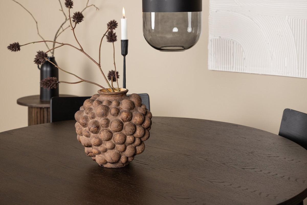 Rundes Esszimmerset mit Steinlook-Tisch aus MDF und Mocca-Furnier, schwarzem Metallgestell und vier Limhamn-Stühlen mit beigem Samtbezug.