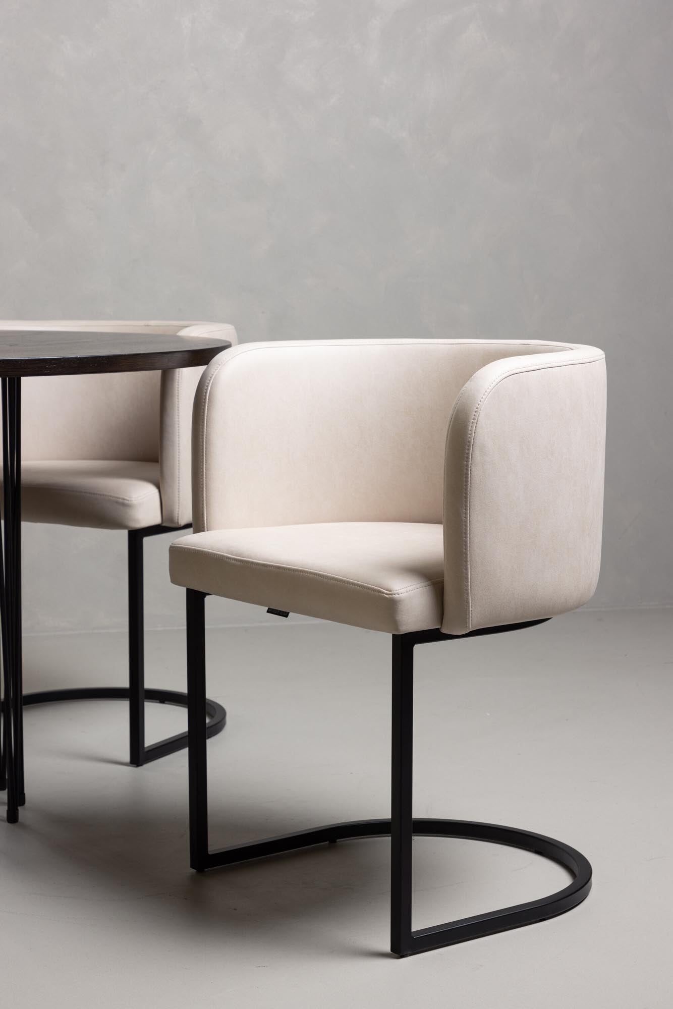 Stilvolles Stone Esszimmerset mit 120 cm Tisch und 4 bequemen Simrishamn Stühlen. Perfekt für gesellige Abende und elegantes Ambiente.