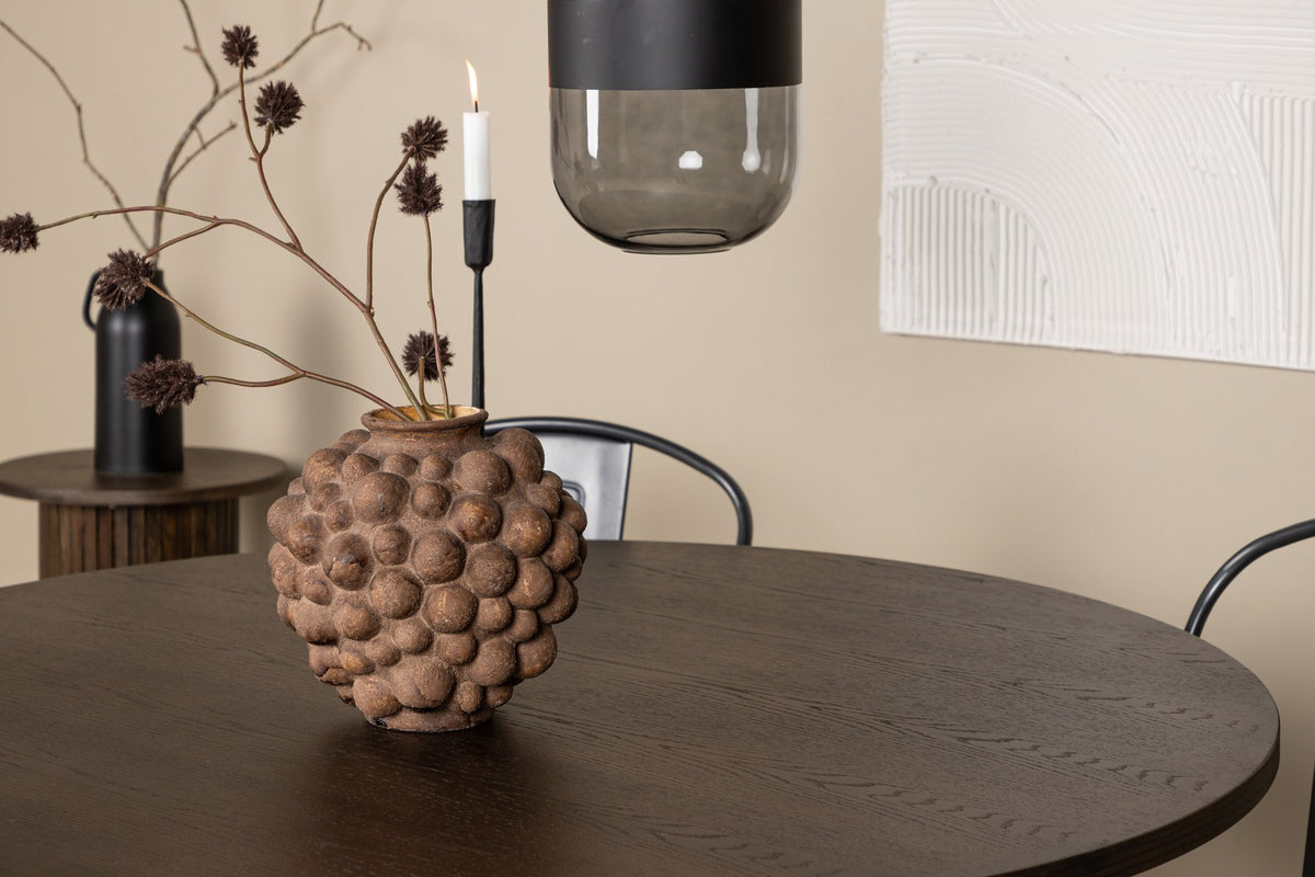 Rundes Esszimmerset mit Steinlook-Tisch aus MDF und Mocca-Furnier, schwarzem Metallgestell und vier Limhamn-Stühlen mit beigem Samtbezug.