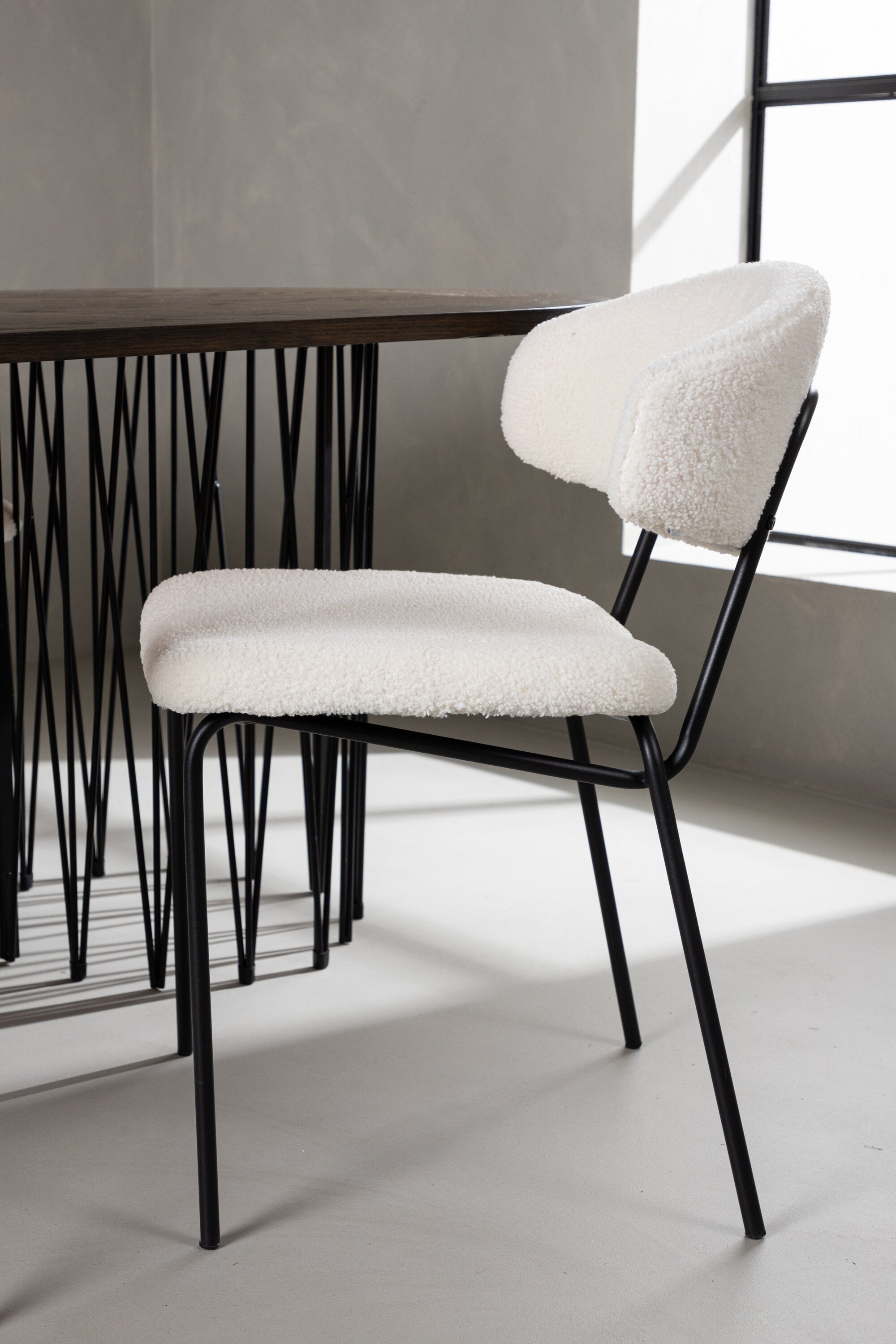 Stone Esszimmerset + Chico 220cm/4St. in Weiss präsentiert im Onlineshop von KAQTU Design AG. Esszimmerset ist von Venture Home