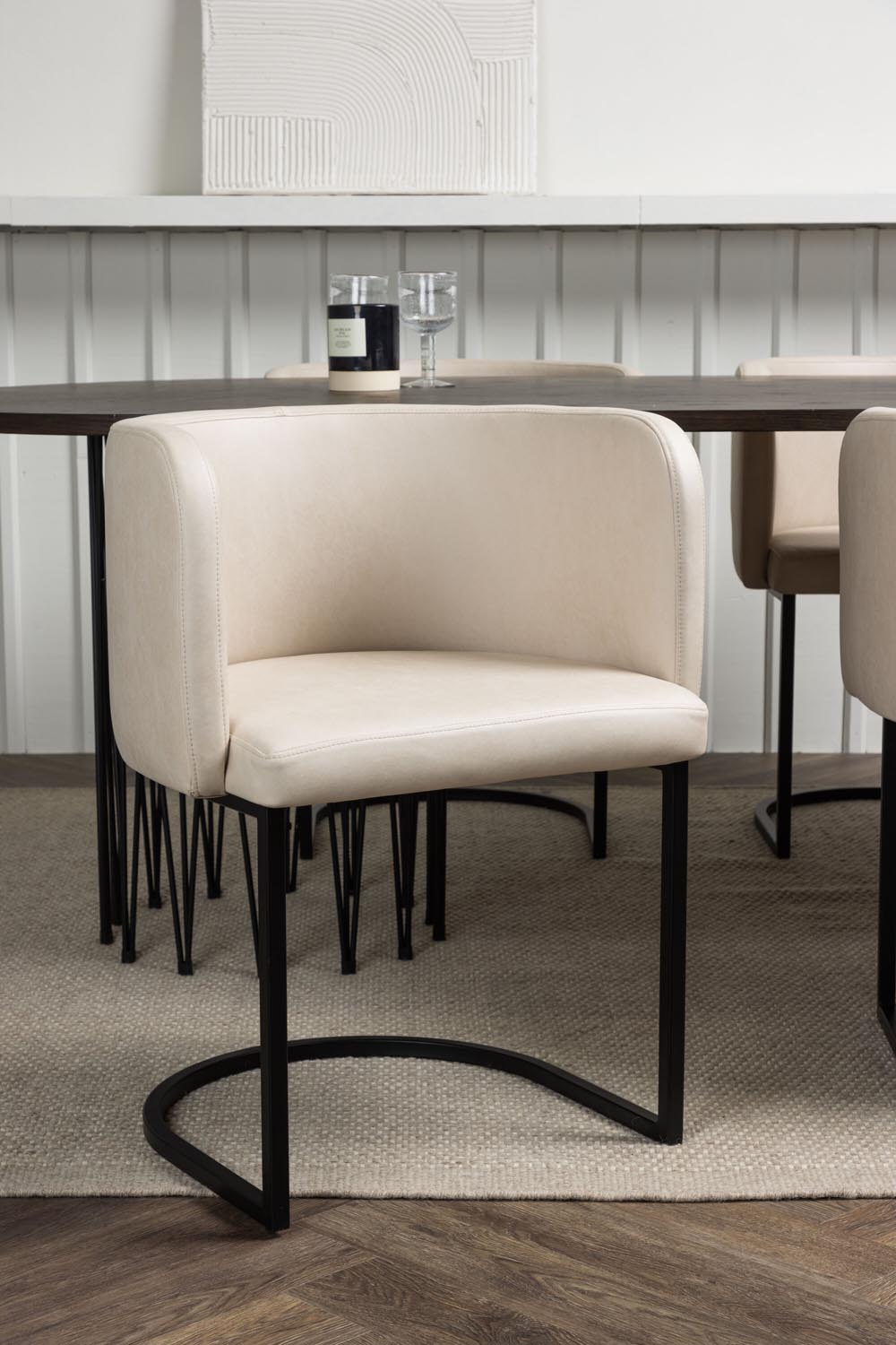 Stone Esszimmerset + Simrishamn 220cm/4St. in Beige, Schwarz präsentiert im Onlineshop von KAQTU Design AG. Esszimmerset ist von Venture Home