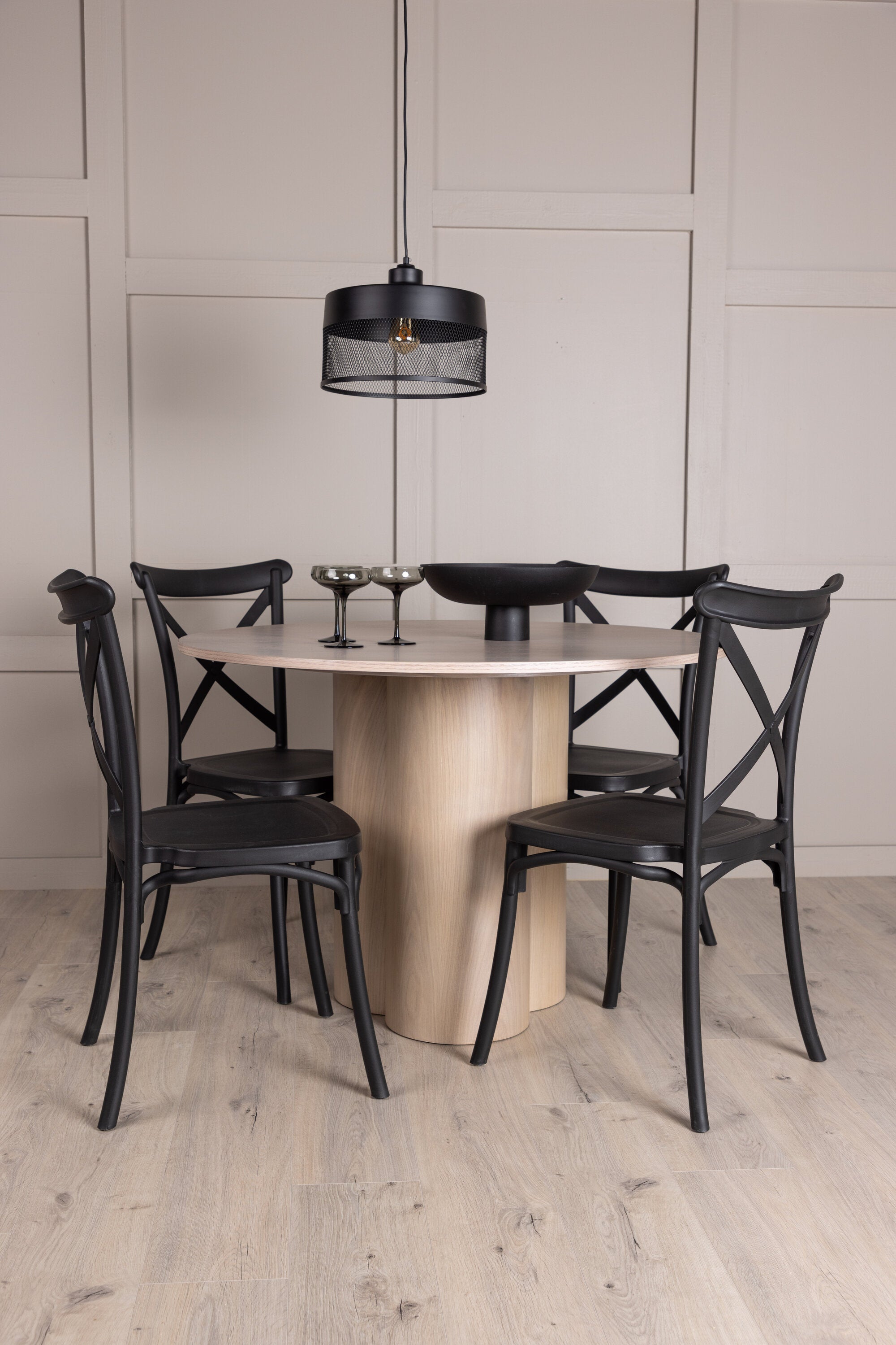 Olivia Esszimmer Set + Crosett ⌀110cm/4St. in Natur / Schwarz präsentiert im Onlineshop von KAQTU Design AG. Esszimmerset ist von Venture Home