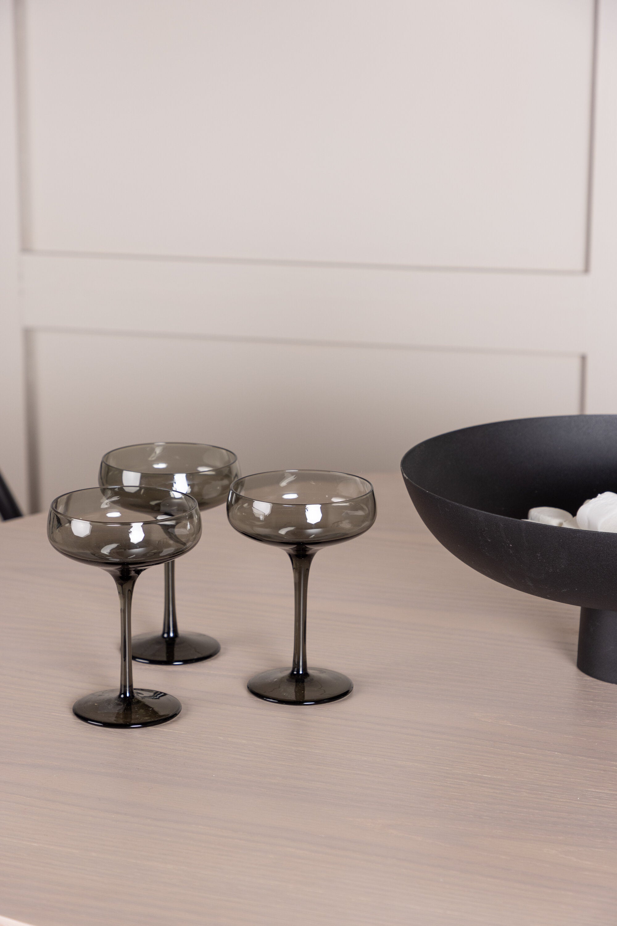Olivia Esszimmerset + Dyrön ⌀110cm/4St. in Schwarz präsentiert im Onlineshop von KAQTU Design AG. Esszimmerset ist von Venture Home