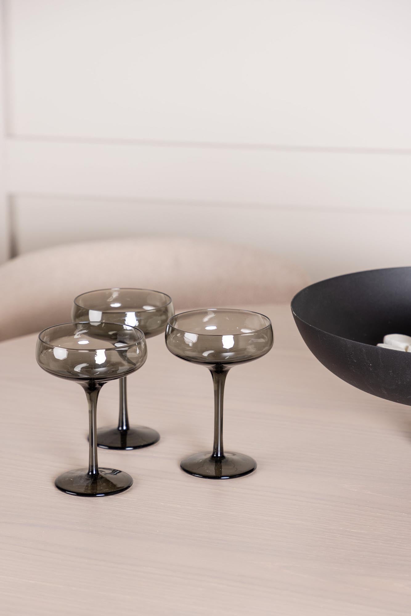 Stilvolles Olivia Esszimmer Set mit runder Tischplatte und 4 eleganten Stühlen. Perfekt für gesellige Runden und zeitloses Design.