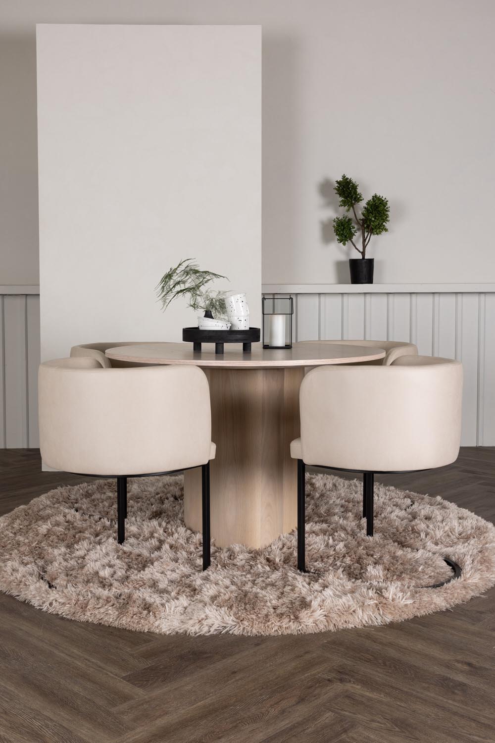 Olivia Esszimmer Set + Simrishamn ⌀110cm/4St. in Natur / Beige / Schwarz präsentiert im Onlineshop von KAQTU Design AG. Esszimmerset ist von Venture Home