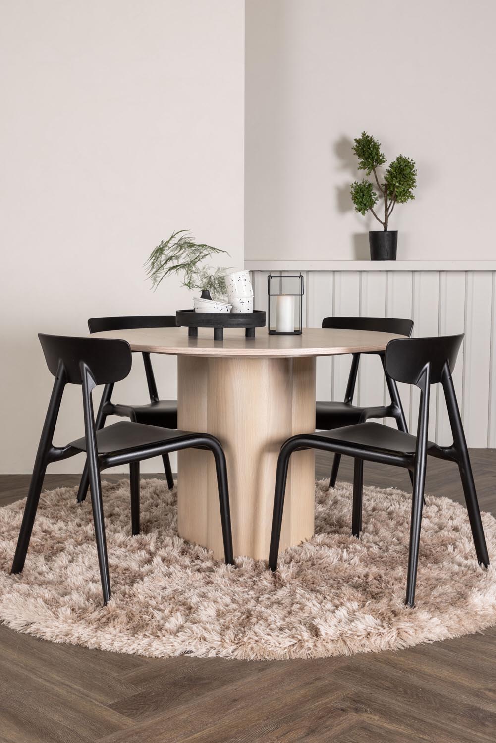 Olivia Esszimmer Set + Ursholmen ⌀110cm/4St. in Natur / Schwarz präsentiert im Onlineshop von KAQTU Design AG. Esszimmerset ist von Venture Home