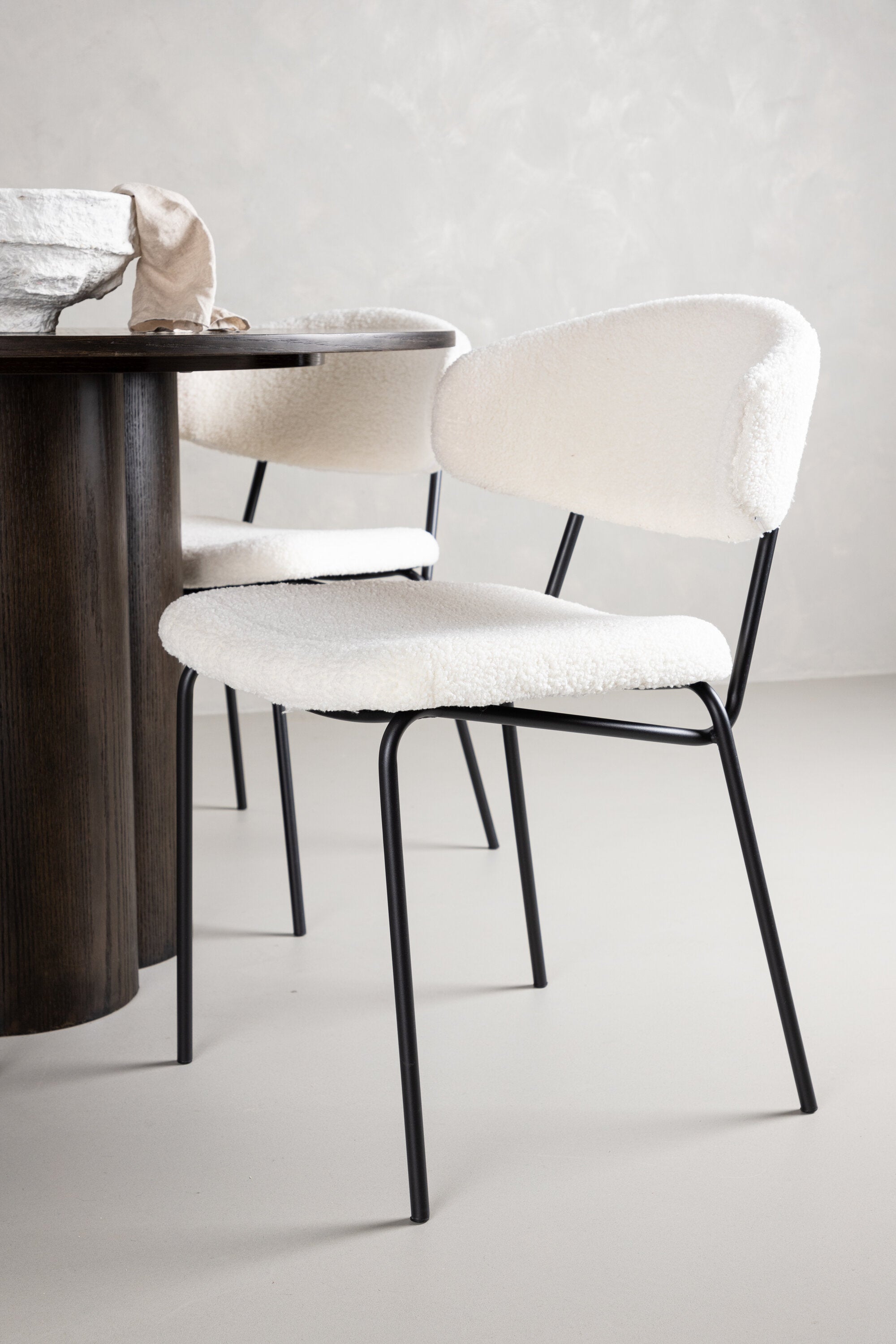Olivia Esszimmer Set + Chico ⌀110cm/4St. in Braun / Weiss präsentiert im Onlineshop von KAQTU Design AG. Esszimmerset ist von Venture Home