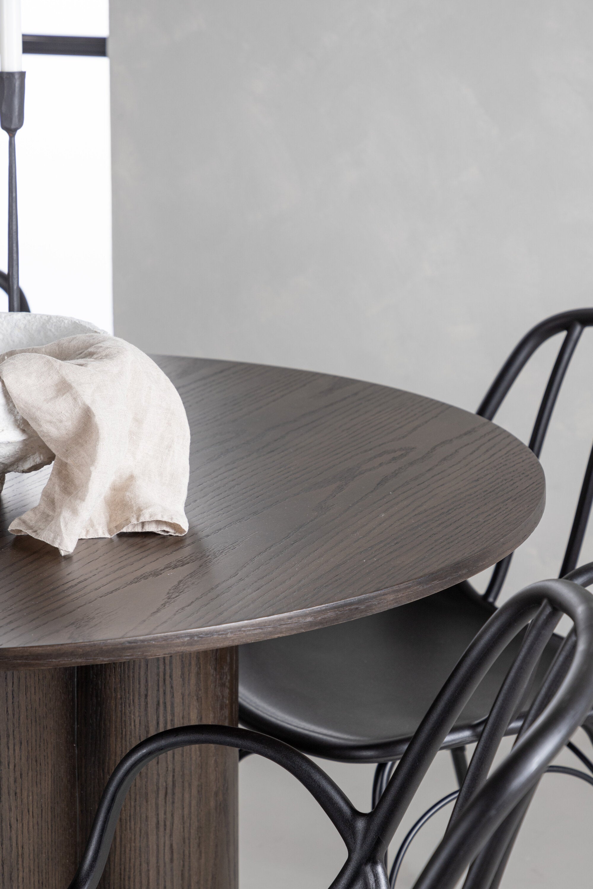 Olivia Esszimmerset + Dyrön ⌀110cm/4St. in Braun / Schwarz präsentiert im Onlineshop von KAQTU Design AG. Esszimmerset ist von Venture Home