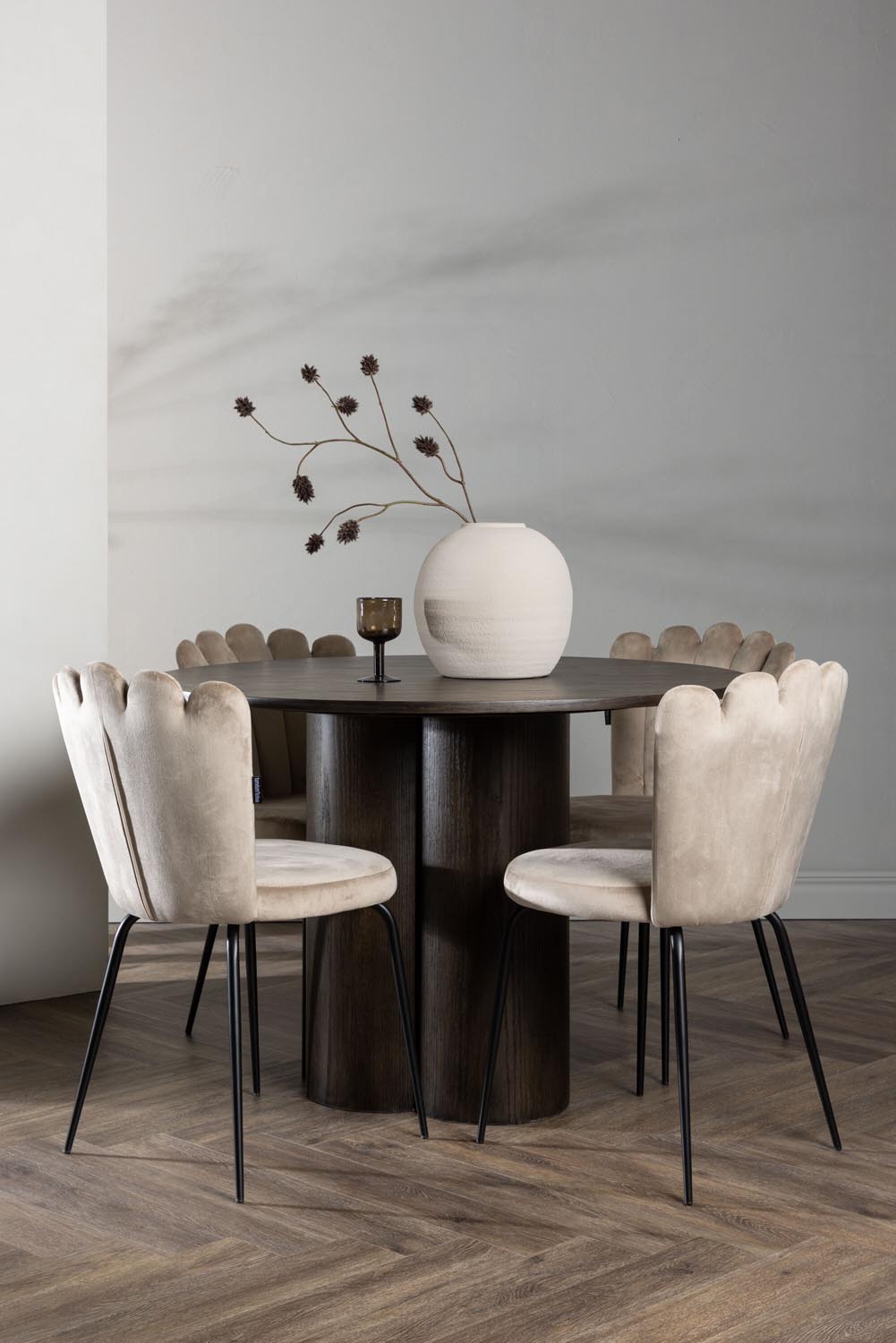 Olivia Esszimmer Set + Limhamn Light ⌀110cm/4St. in Braun / Beige präsentiert im Onlineshop von KAQTU Design AG. Esszimmerset ist von Venture Home