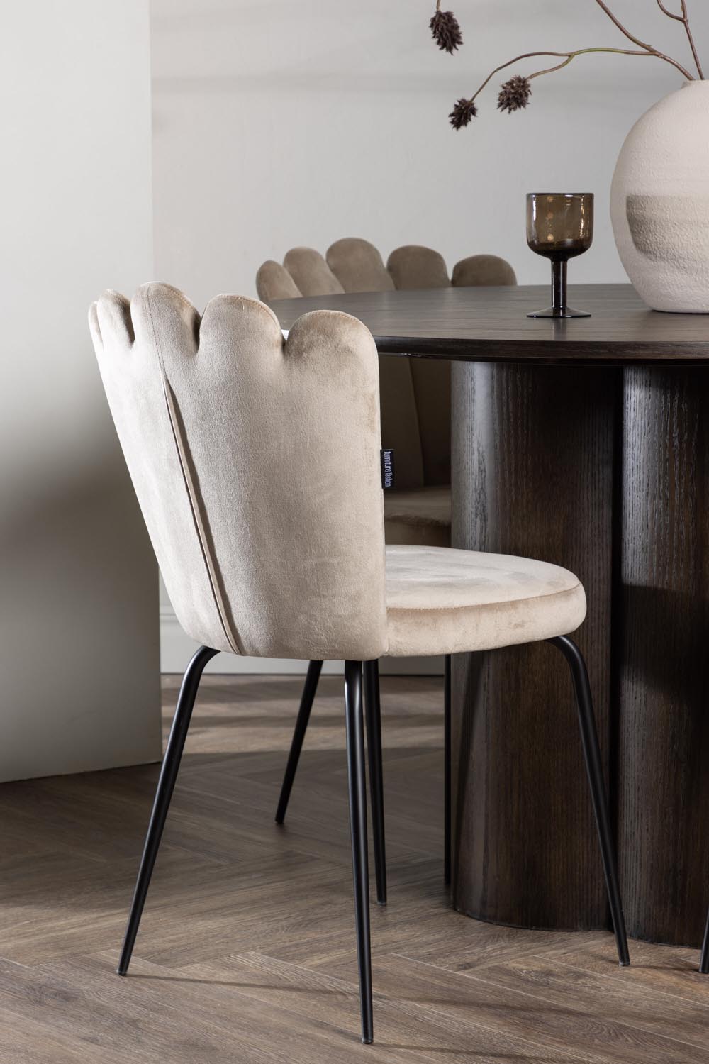 Olivia Esszimmer Set + Limhamn Light ⌀110cm/4St. in Braun / Beige präsentiert im Onlineshop von KAQTU Design AG. Esszimmerset ist von Venture Home