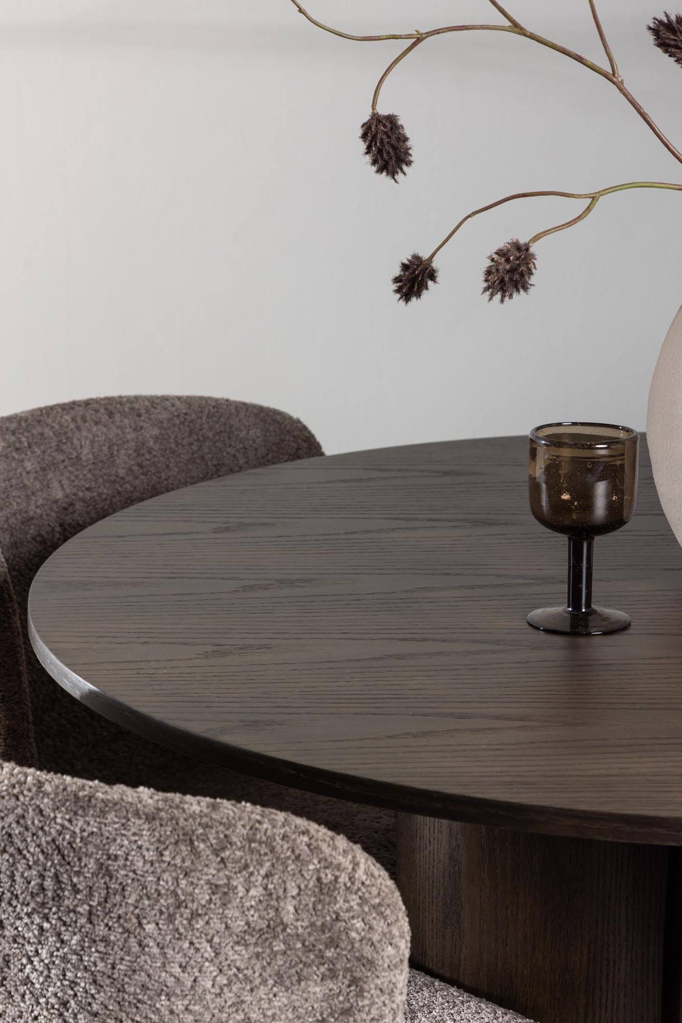 Stilvolles Olivia Esszimmer Set mit runder Tischplatte und 4 eleganten Stühlen. Perfekt für gesellige Runden und zeitloses Design.