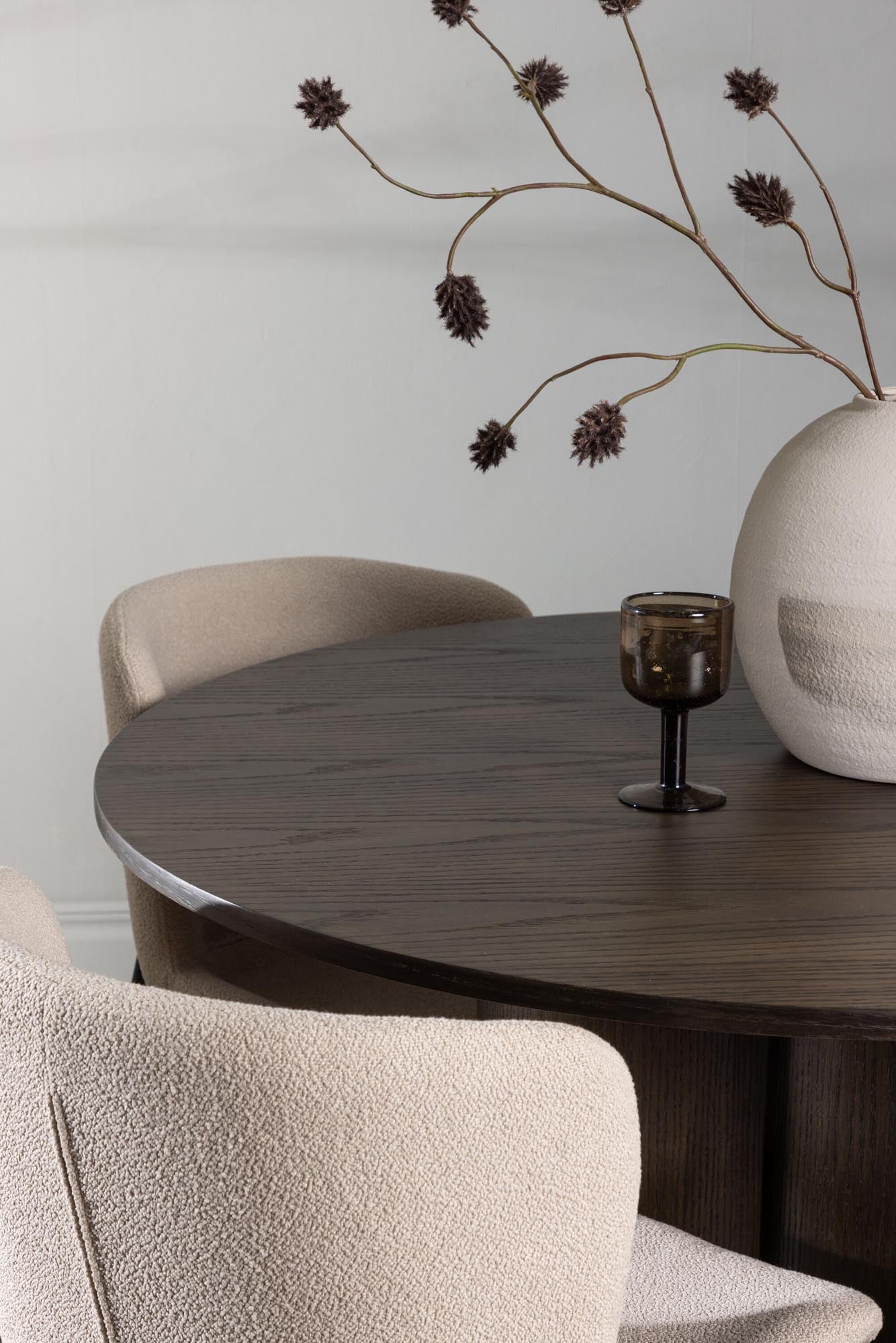 Stilvolles Olivia Esszimmer Set mit runder Tischplatte (110 cm) und 4 eleganten Stühlen. Perfekt für gemütliche Essensrunden und modernes Ambiente.