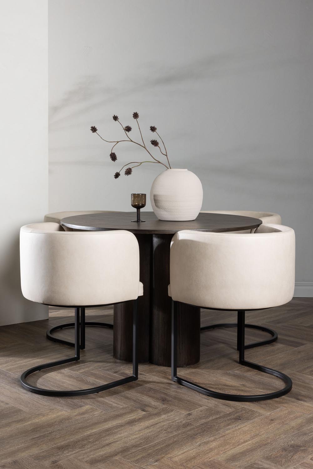 Olivia Esszimmer Set + Simrishamn ⌀110cm/4St. in Braun / Beige / Schwarz präsentiert im Onlineshop von KAQTU Design AG. Esszimmerset ist von Venture Home