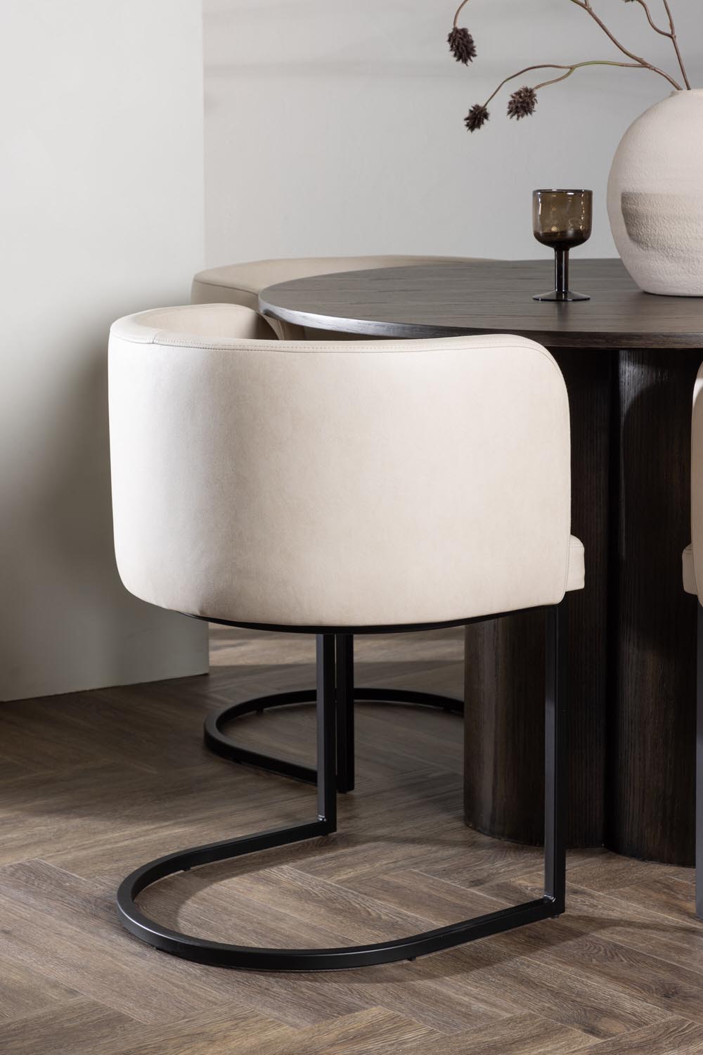 Olivia Esszimmer Set + Simrishamn ⌀110cm/4St. in Braun / Beige / Schwarz präsentiert im Onlineshop von KAQTU Design AG. Esszimmerset ist von Venture Home