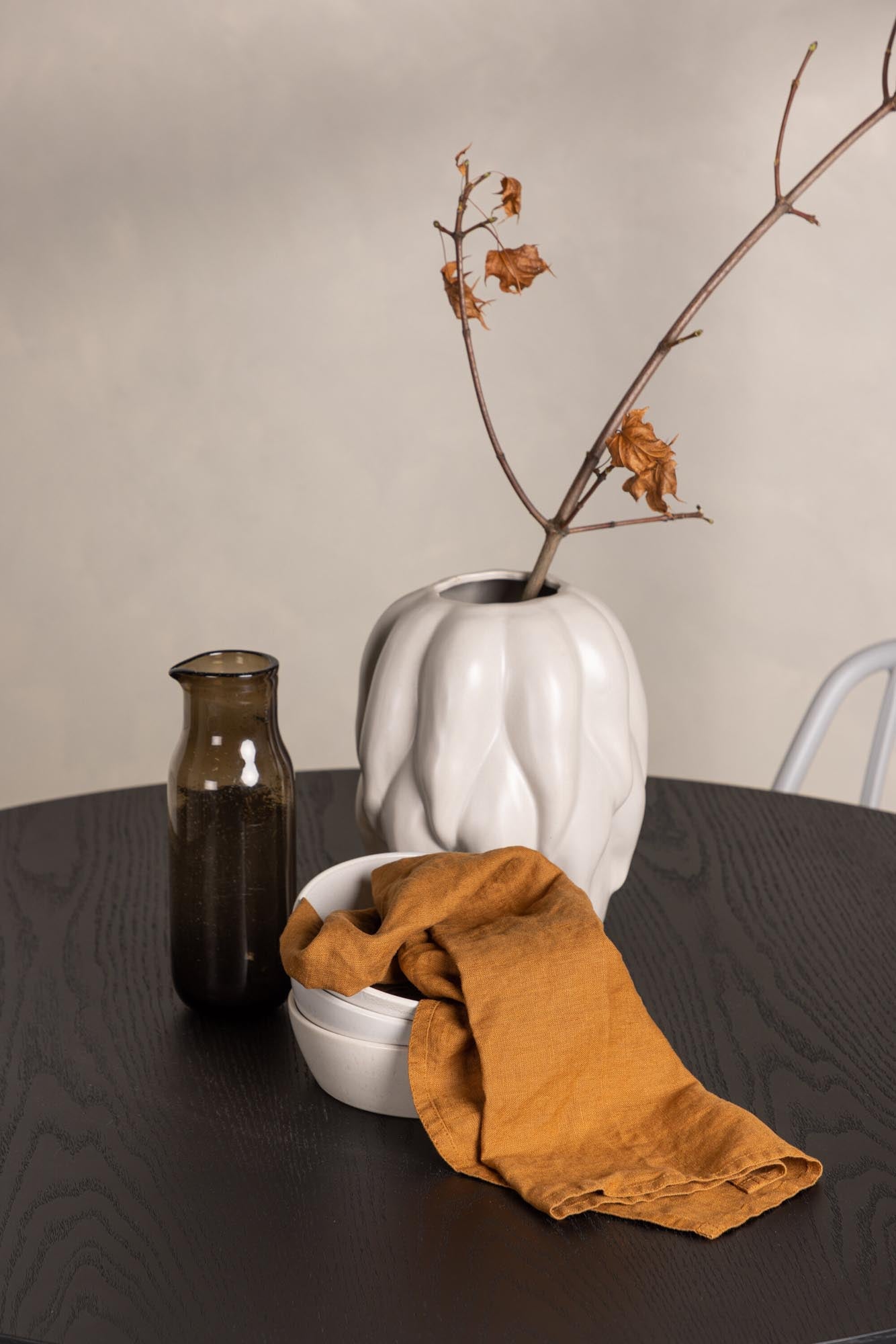 Modernes Olivia Set mit rundem Dyrön Tisch, 110cm, von Venture Home.