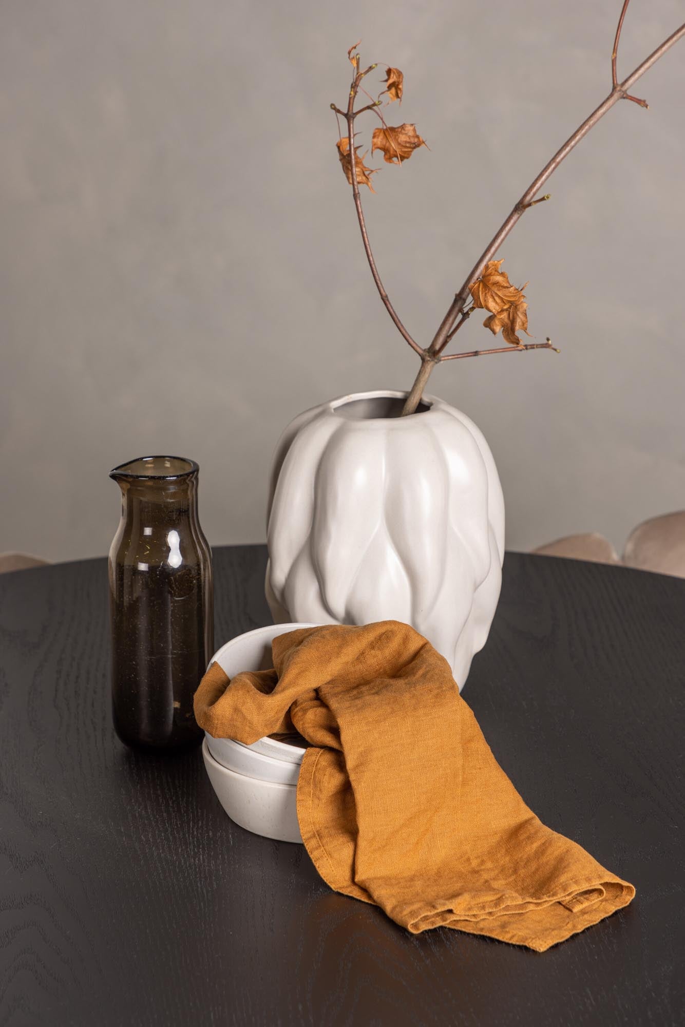 Elegantes Olivia Esszimmer Set + Limhamn: Runder Tisch und bequeme Samt-Stühle für stilvolle Essbereiche und gesellige Zusammenkünfte.