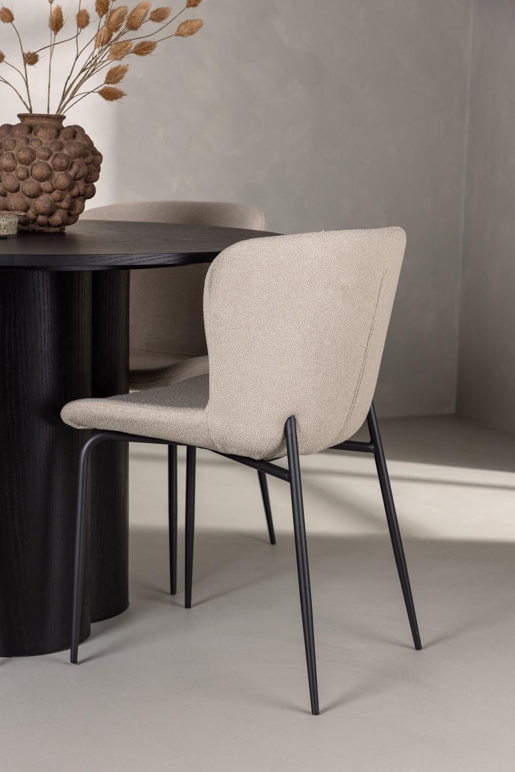 Olivia Esszimmer Set + Modesto ⌀110cm/4St. in Schwarz / Beige präsentiert im Onlineshop von KAQTU Design AG. Esszimmerset ist von Venture Home