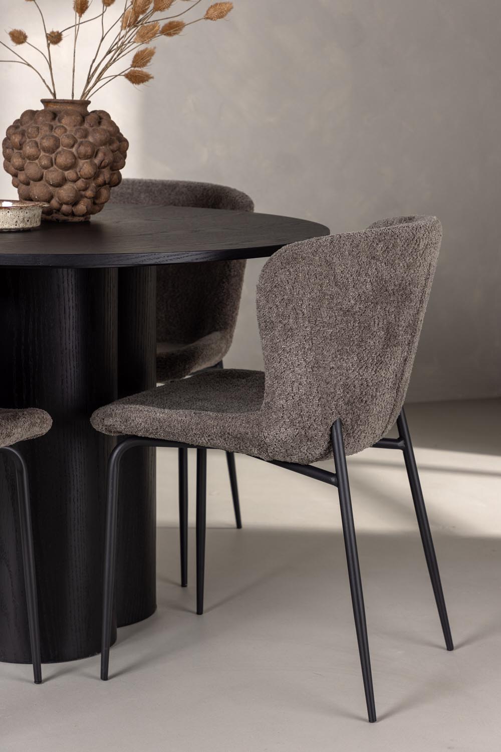Olivia Esszimmer Set + Modesto ⌀110cm/4St. in Schwarz / Beige / Grau präsentiert im Onlineshop von KAQTU Design AG. Esszimmerset ist von Venture Home