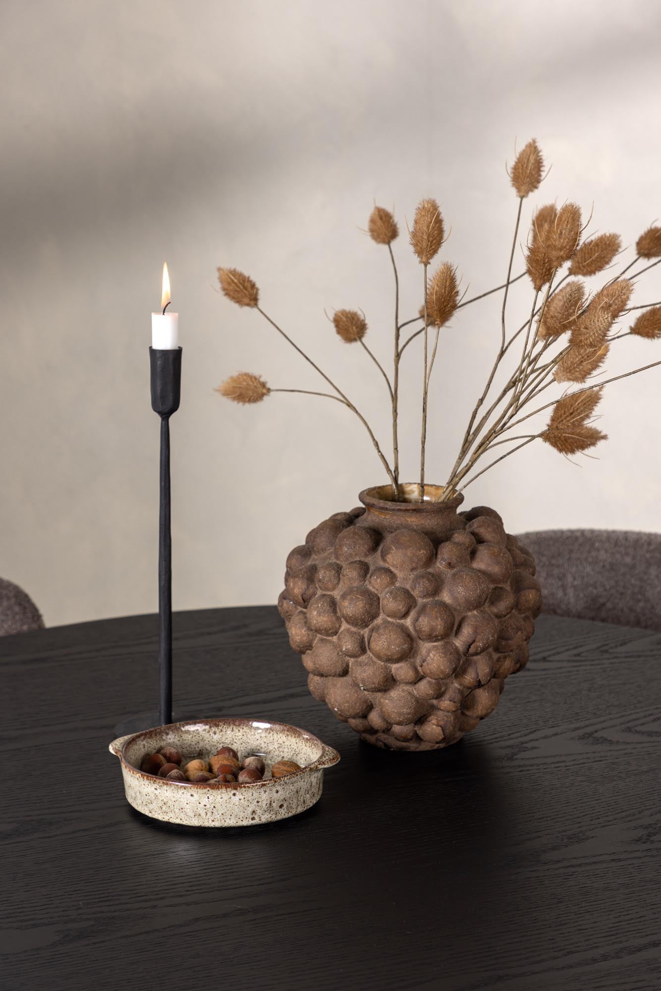 Elegantes Esszimmer Set mit runder Tischplatte aus schwarzem MDF und 4 komfortablen Stühlen der Montros-Serie für gesellige Runden.