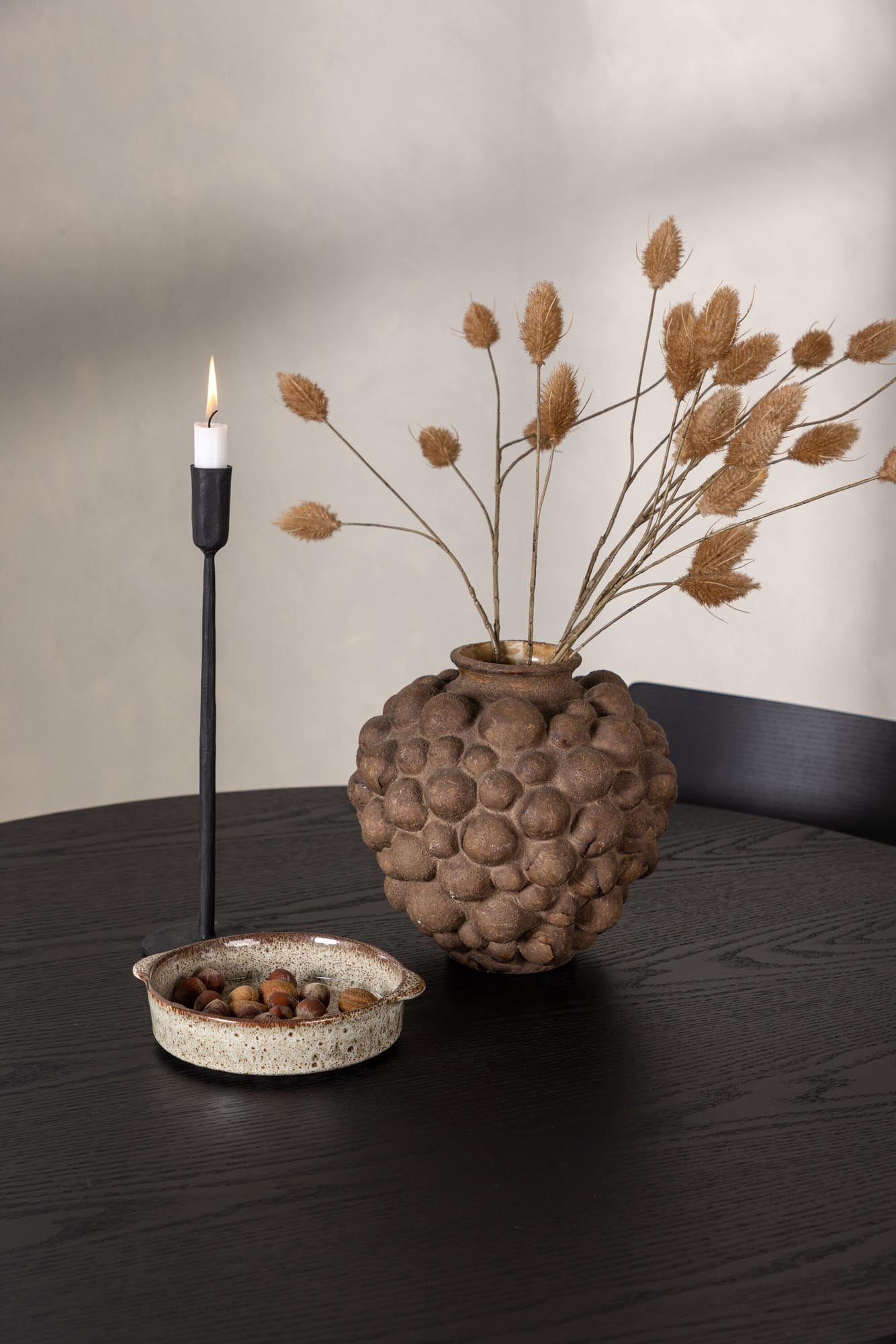 Gestalten Sie Ihr Esszimmer mit dem Olivia Set von Venture Home: runder Tisch (⌀110cm) aus MDF und 4 langlebige Montros Stühle aus Birkenholz.