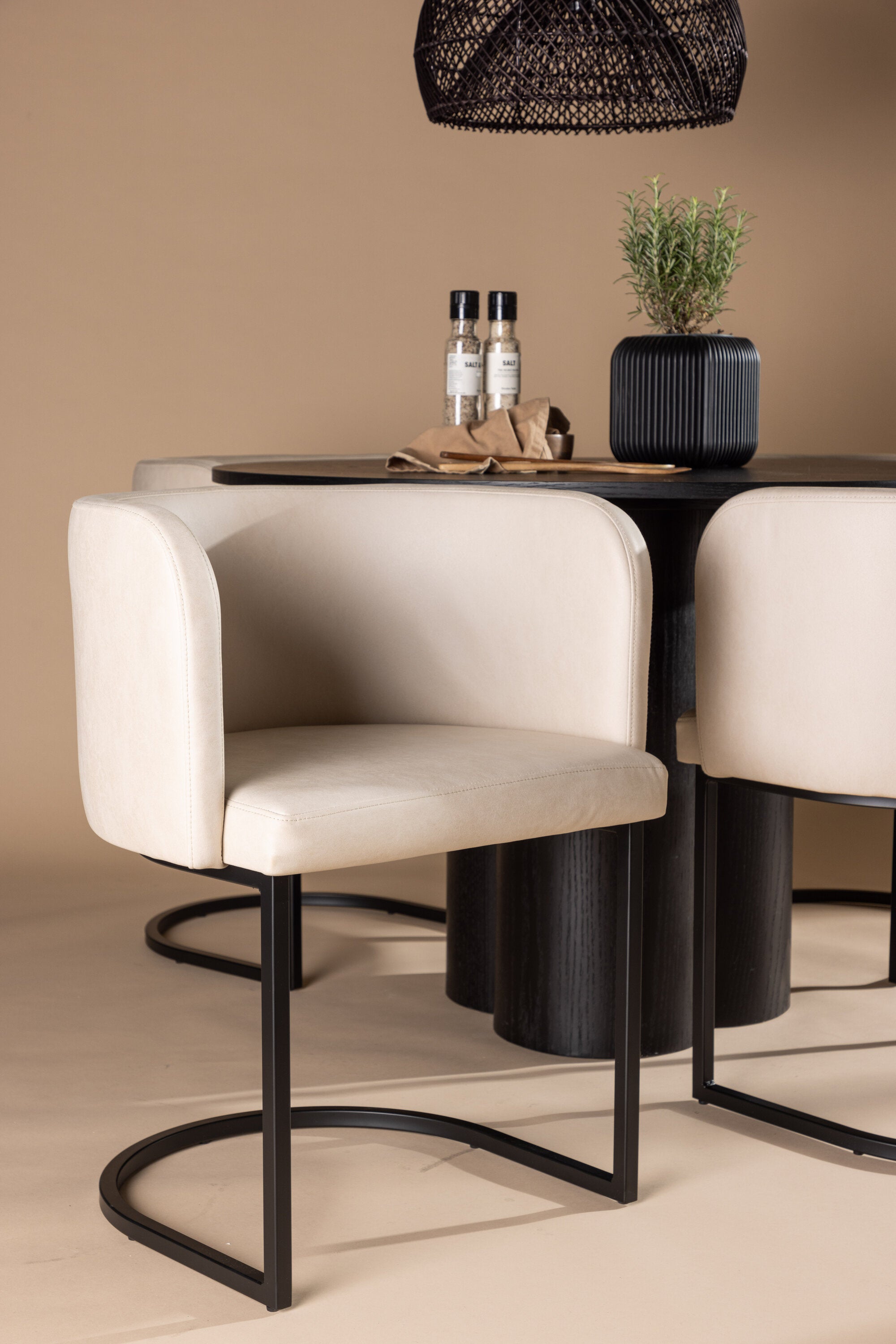 Olivia Esszimmer Set + Simrishamn ⌀110cm/4St. in Beige / Schwarz präsentiert im Onlineshop von KAQTU Design AG. Esszimmerset ist von Venture Home