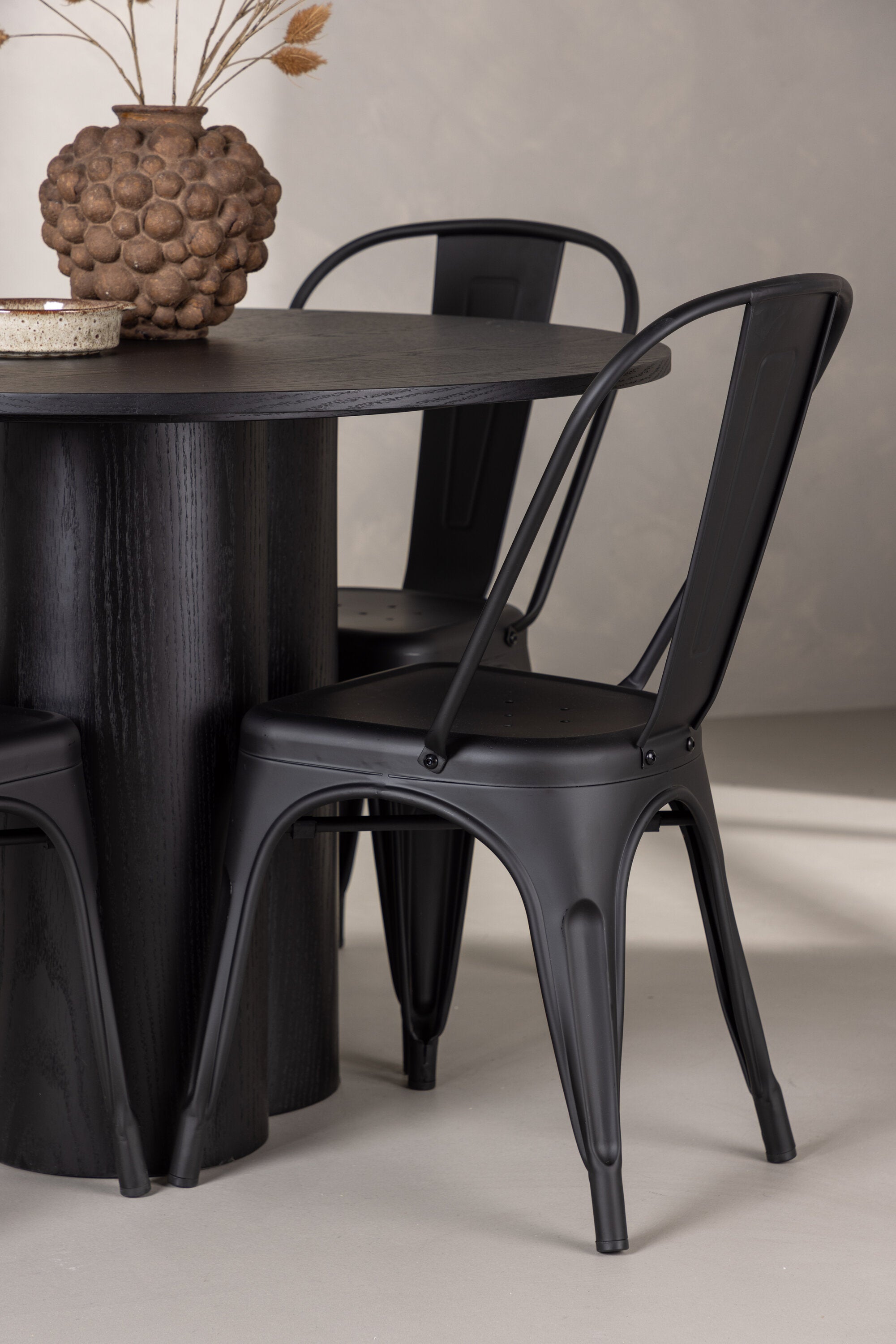 Olivia Esszimmer Set + Tempe ⌀110cm/4St. in Schwarz präsentiert im Onlineshop von KAQTU Design AG. Esszimmerset ist von Venture Home