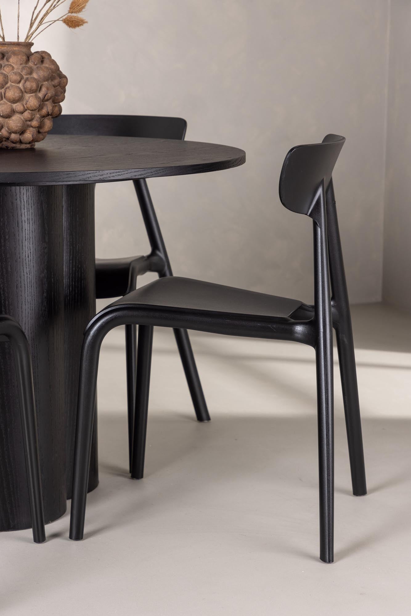 Modernes Olivia Esszimmer Set mit runden Tisch (⌀110cm) und 4 stilvollen Ursholmen Stühlen. Perfekt für einladende Essbereiche und gesellige Anlässe.