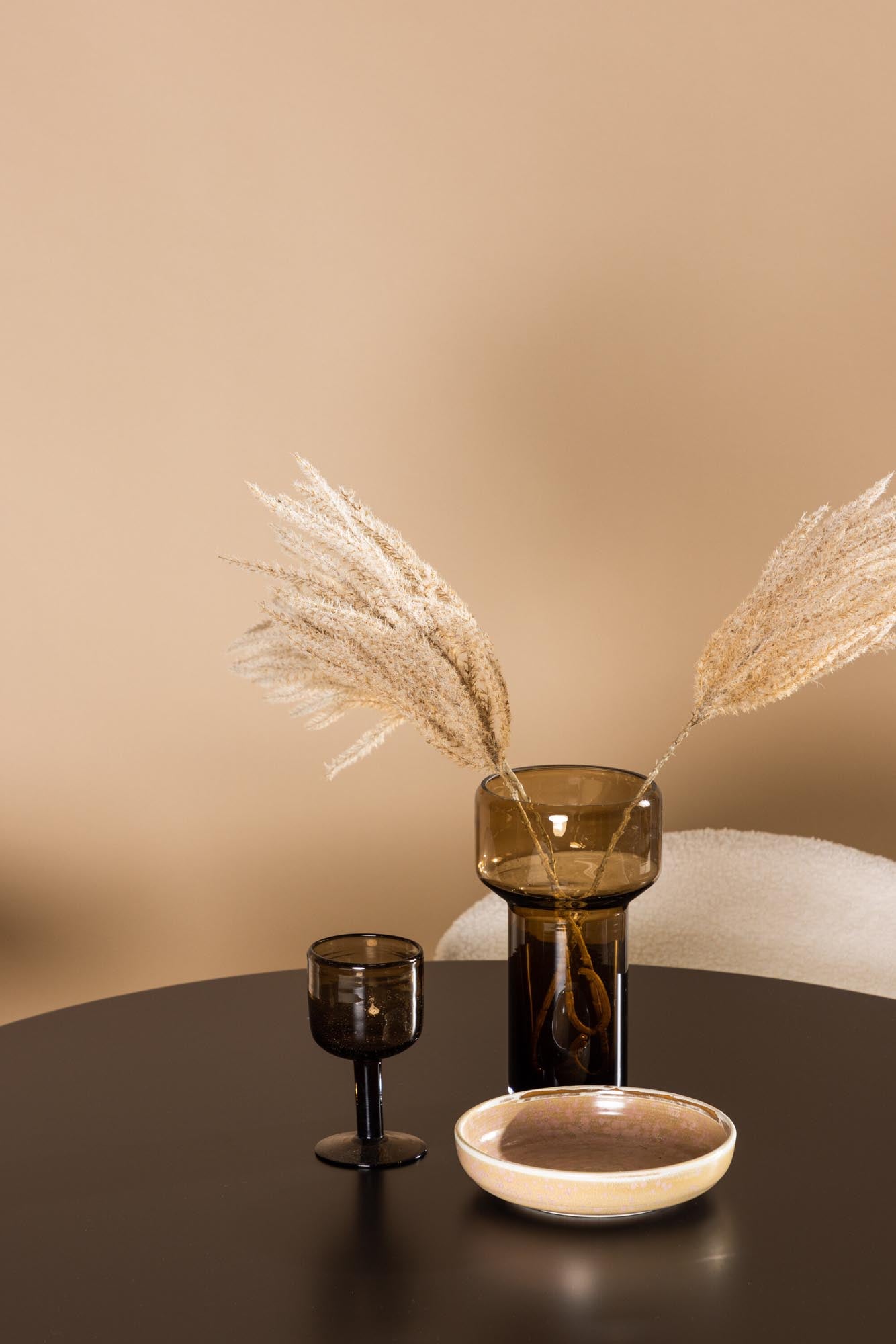 Modernes Glade Esszimmerset mit stilvollem Chico Tisch (⌀100cm) und 4 komfortablen Stühlen. Ideal für gesellige Abende und einladende Atmosphäre.