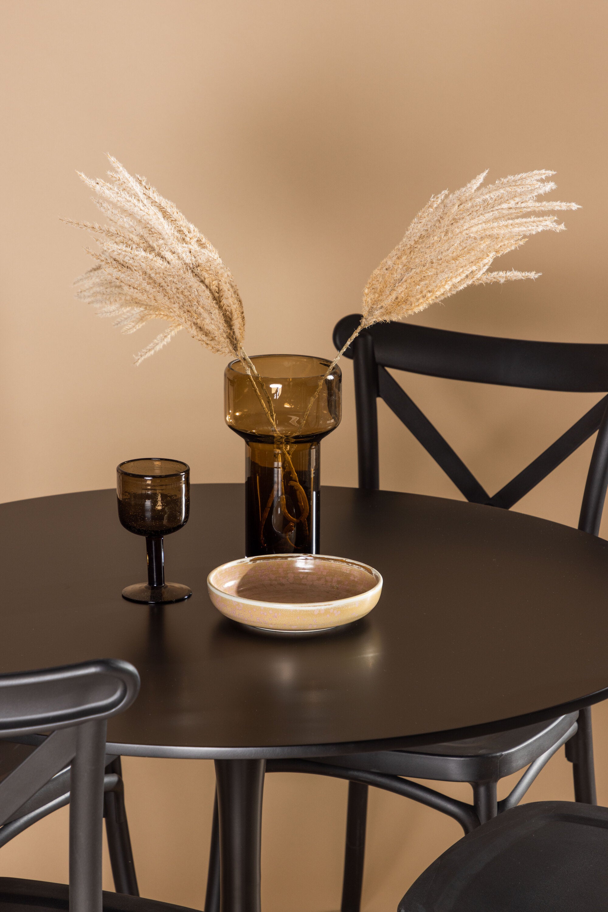 Glade Esszimmerset + Crosette ⌀100cm/4St. in Schwarz präsentiert im Onlineshop von KAQTU Design AG. Esszimmerset ist von Venture Home