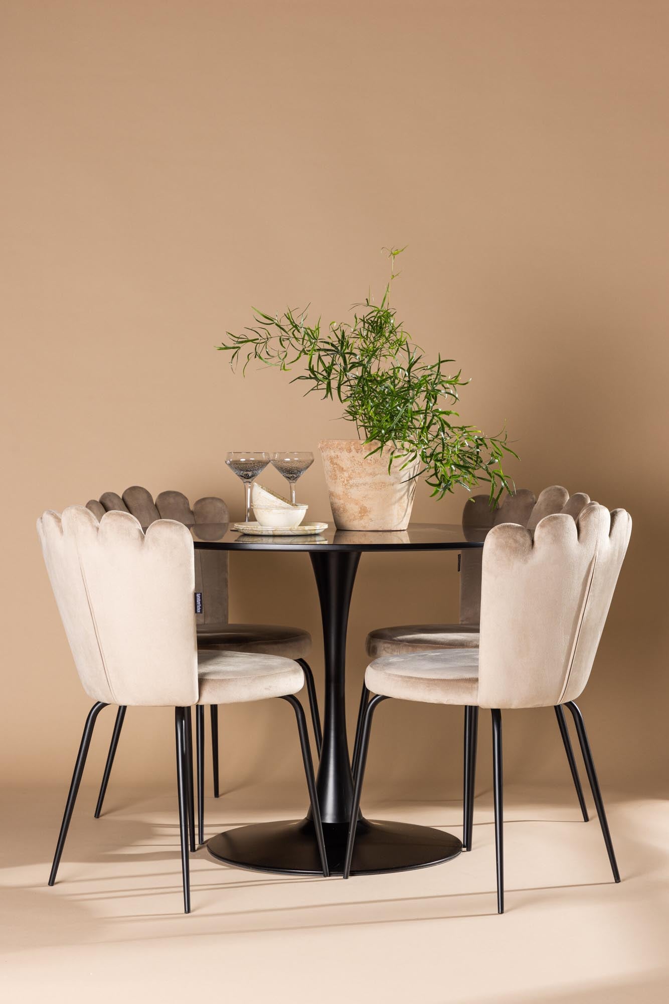 Elegantes Glade Esszimmerset: Moderner Tisch mit 100 cm Durchmesser, robuste MDF-Platte in Schwarz, stilvolle Limhamn-Stühle mit luxuriösem Samtbezug.