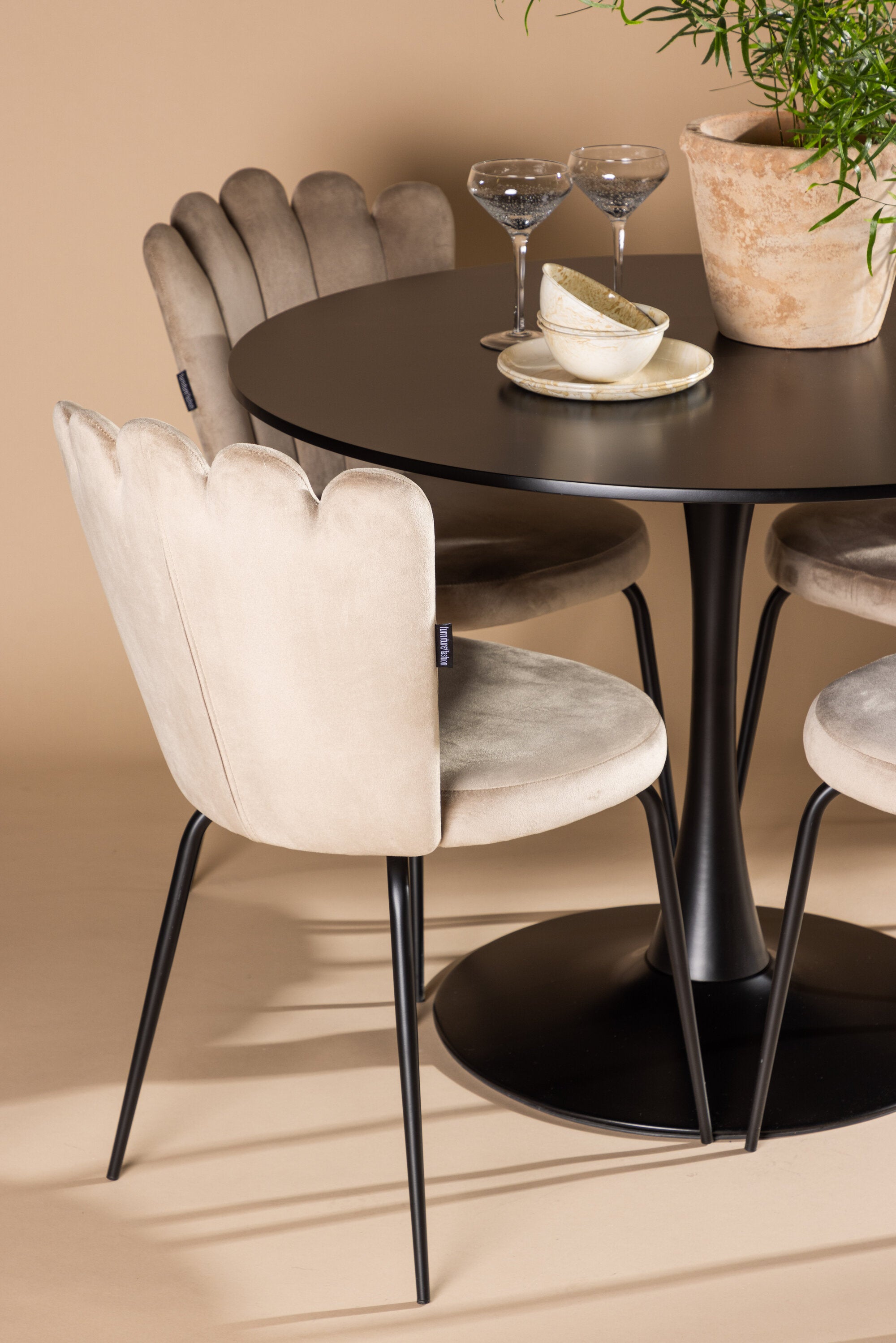 Glade Esszimmerset + Limhamn ⌀100cm/4St. in Beige präsentiert im Onlineshop von KAQTU Design AG. Esszimmerset ist von Venture Home