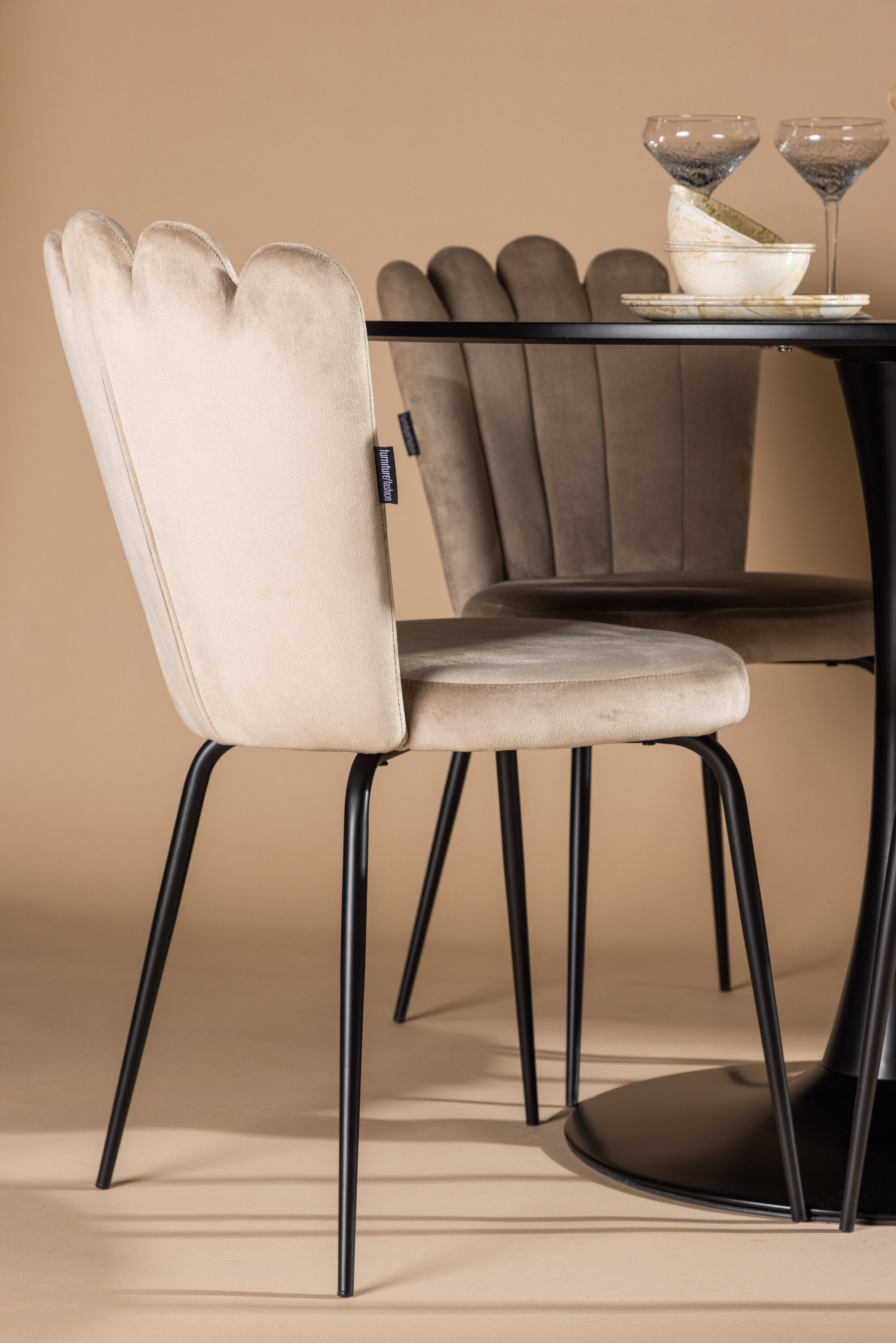 Glade Esszimmerset + Limhamn ⌀100cm/4St. in Beige präsentiert im Onlineshop von KAQTU Design AG. Esszimmerset ist von Venture Home