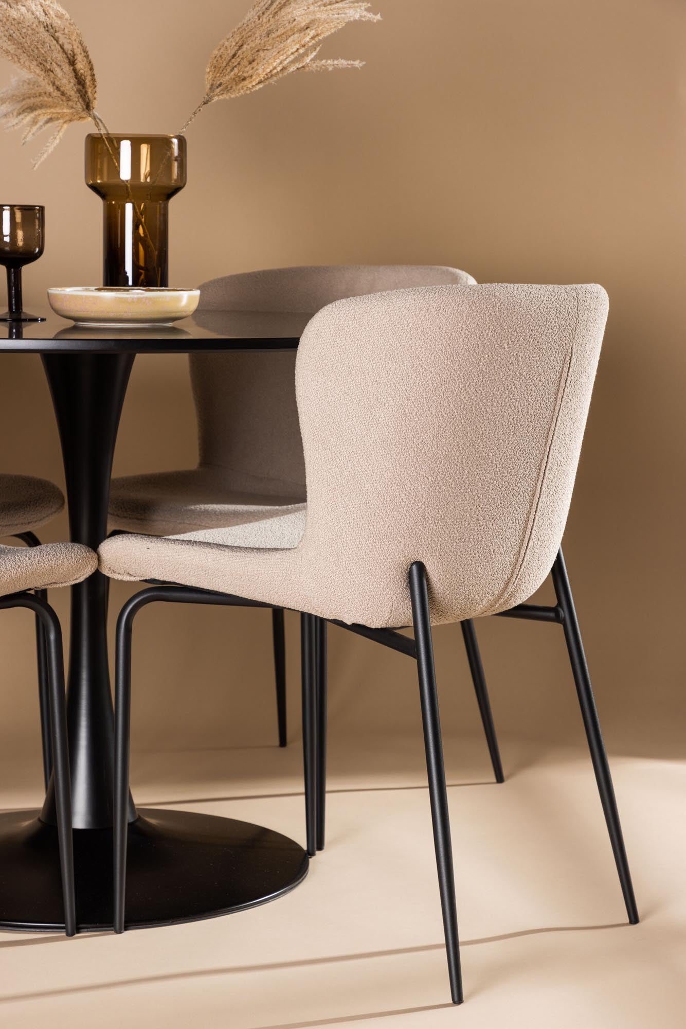 Erleben Sie skandinavisches Design mit dem Glade Esszimmerset von Venture Home: eleganter runder Tisch und bequeme graue Stühle für Ihr Esszimmer.