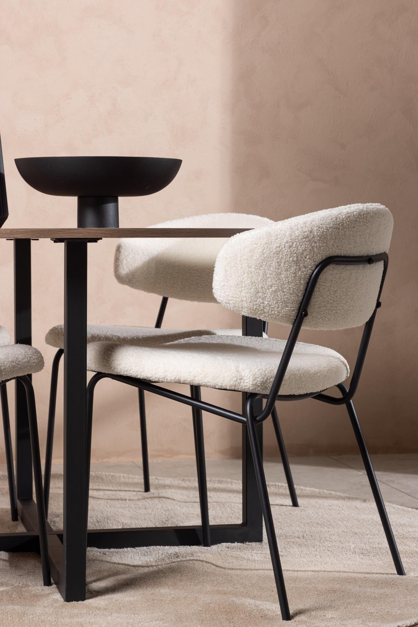 Elegantes Durango Esszimmerset mit 120 cm Tisch und bequemen Chico-Stühlen. Ideal für stilvolle Dinner und gesellige Zusammenkünfte.