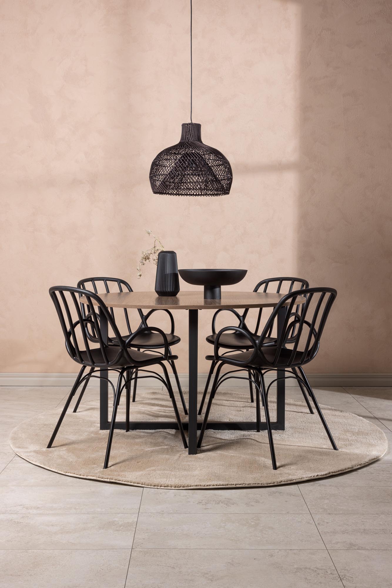 Modernes Durango Esszimmerset: Runder Walnusstisch mit stabilen Stahlbeinen und 4 komfortablen Dyrön Stühlen, perfekt für gesellige Anlässe.