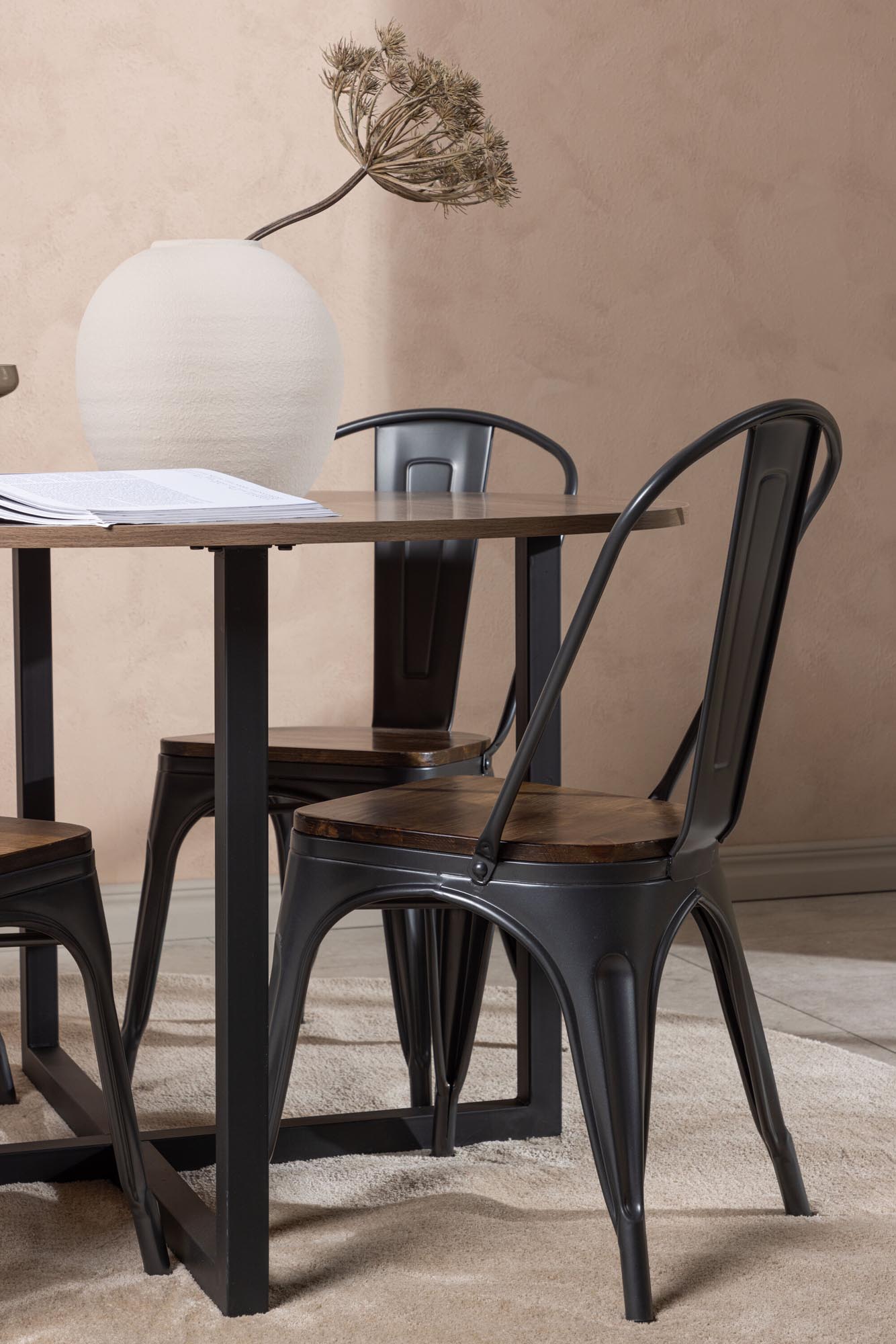 Elegantes Esszimmerset mit 120 cm runder Tischplatte aus Walnuss und robusten Stahlbeinen. Inklusive 4 komfortablen Tempe-Stühlen für stilvolle Dinner.