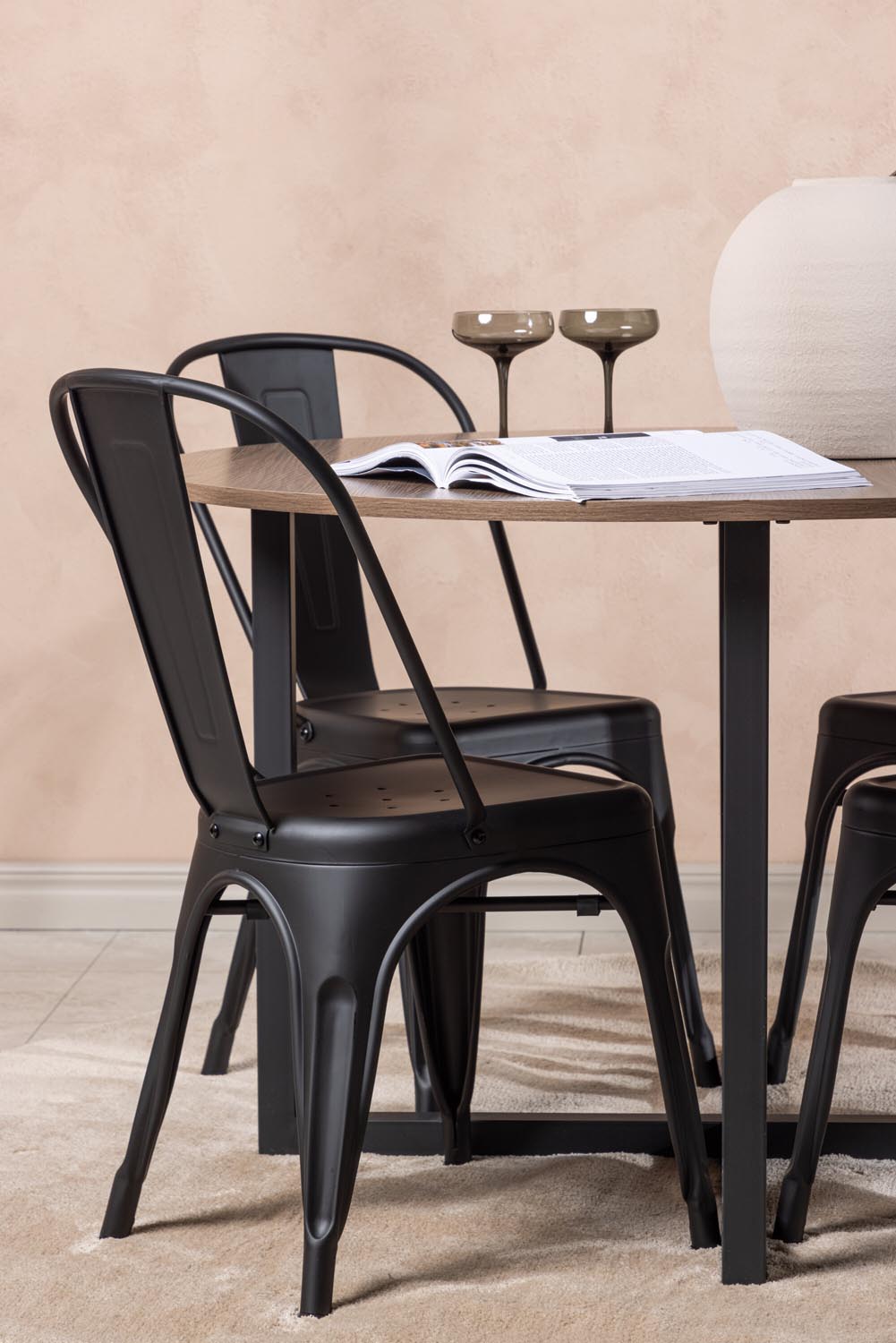 Durango Esszimmerset + Tempe ⌀120cm/4St. in Schwarz präsentiert im Onlineshop von KAQTU Design AG. Esszimmerset ist von Venture Home