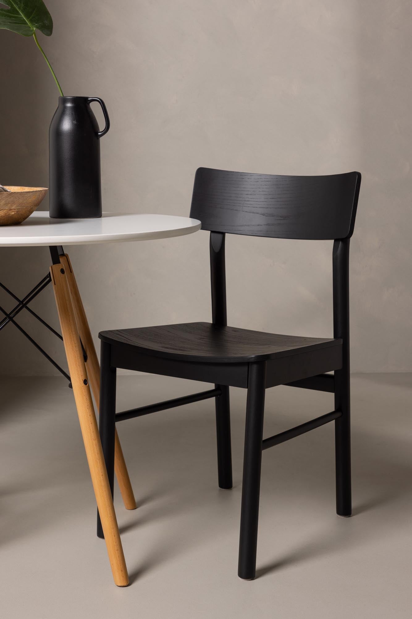 Stylisches Danburi Esszimmerset von Venture Home: 60 cm runder Tisch aus MDF und Buchenholz, kombiniert mit ergonomischen Montros Stühlen aus Gummiholz – ideal für kleine Räume.